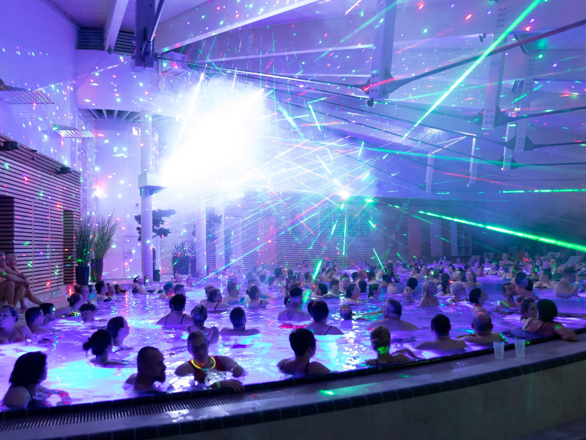Bei der „Schlager night“ erwartet die Gäste eine neue Sinn-fonie, die außergewöhnliche Laser-Musik-Show im großen Schwebebecken. Foto: Hardy Schober