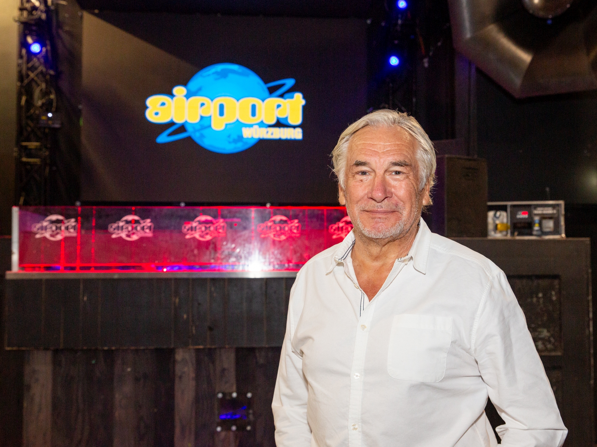 Rudi Schmitt steht im Club Airport in Würzburg am Freitag, 15. September 2023.