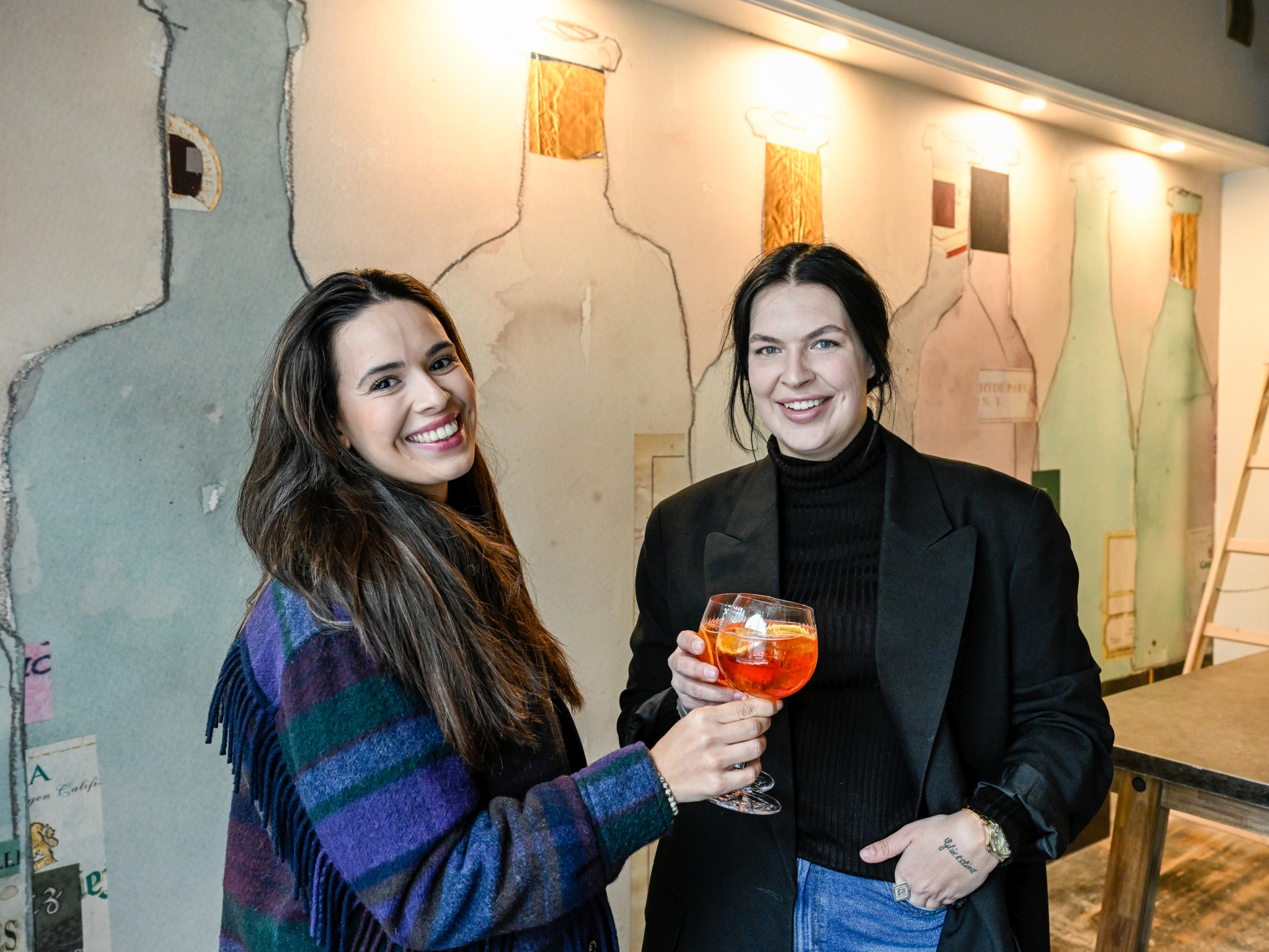 Geschäftsführerinnen Mona Wisniewski (links) und Tamara Mennig in ihrer neuen 970 Bar. Foto: Thomas Obermeier