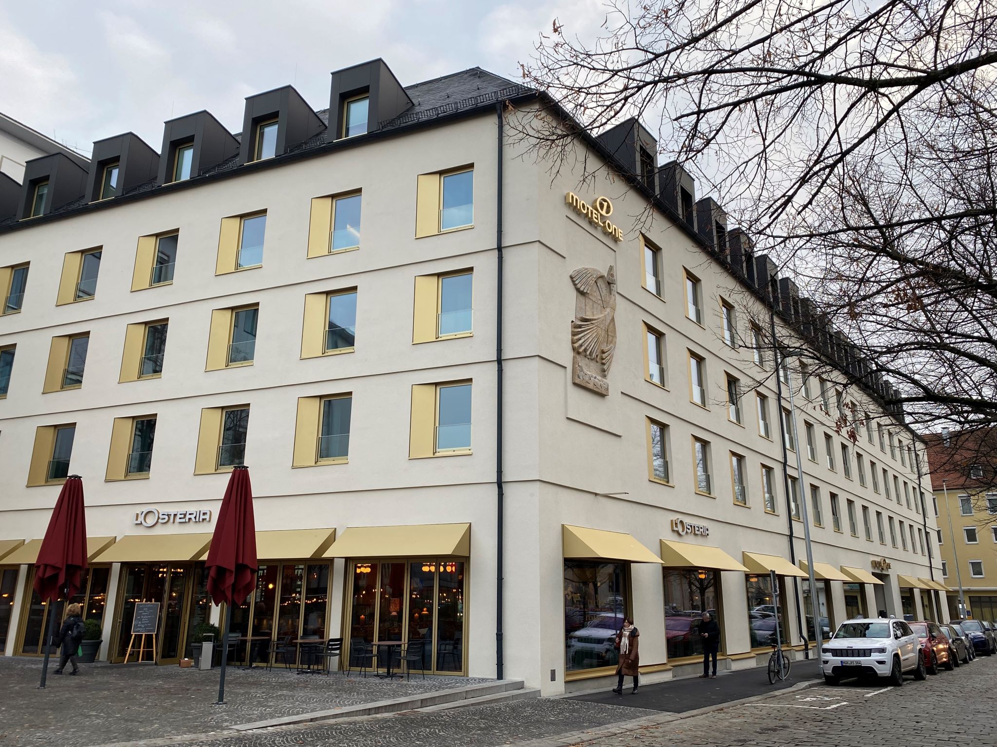 Das Motel One und die L'Osteria am Paradeplatz. Foto: Torsten Schleicher