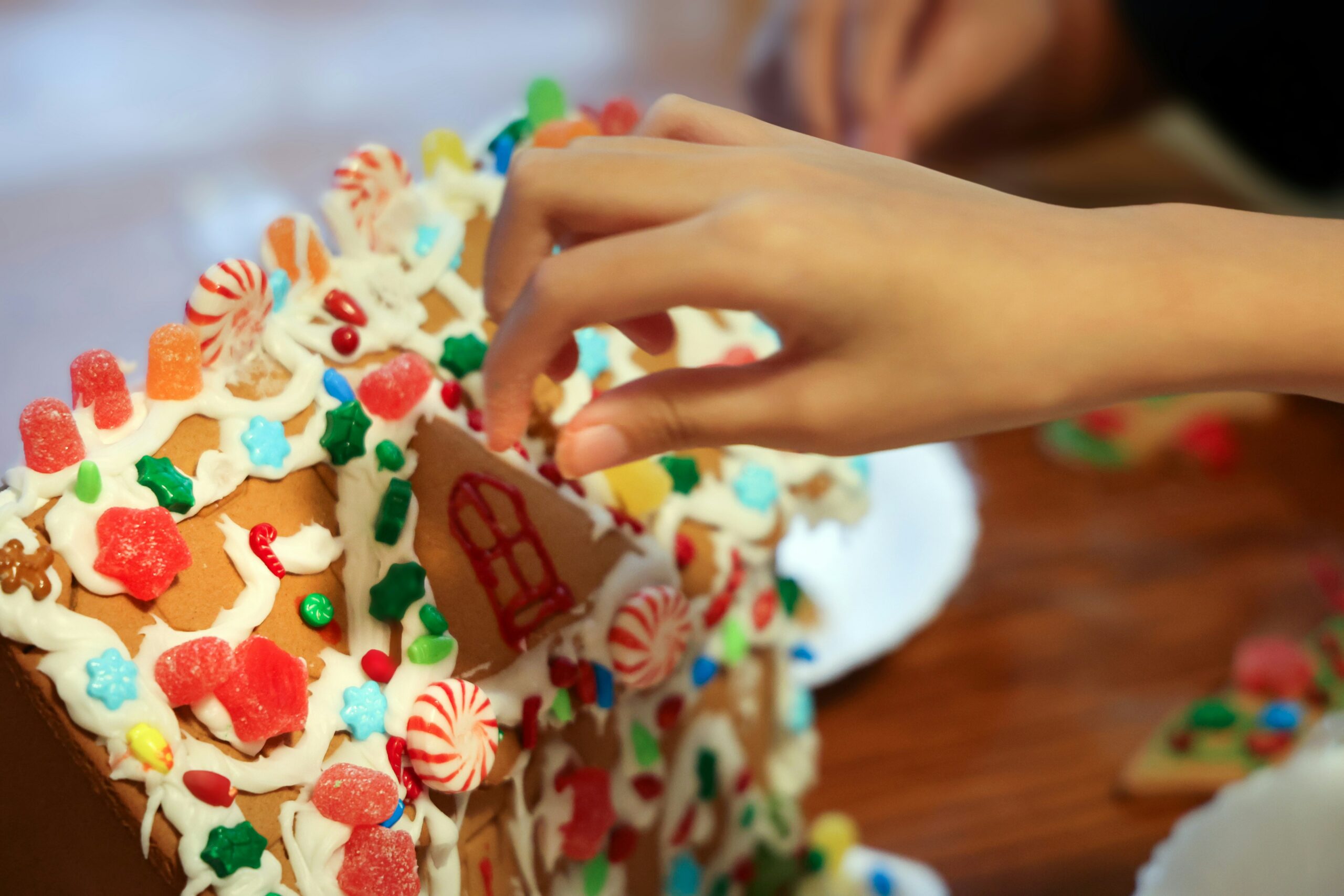 Lebkuchenhaus selbst gestalten. Foto: Lan Gao | Unsplash.