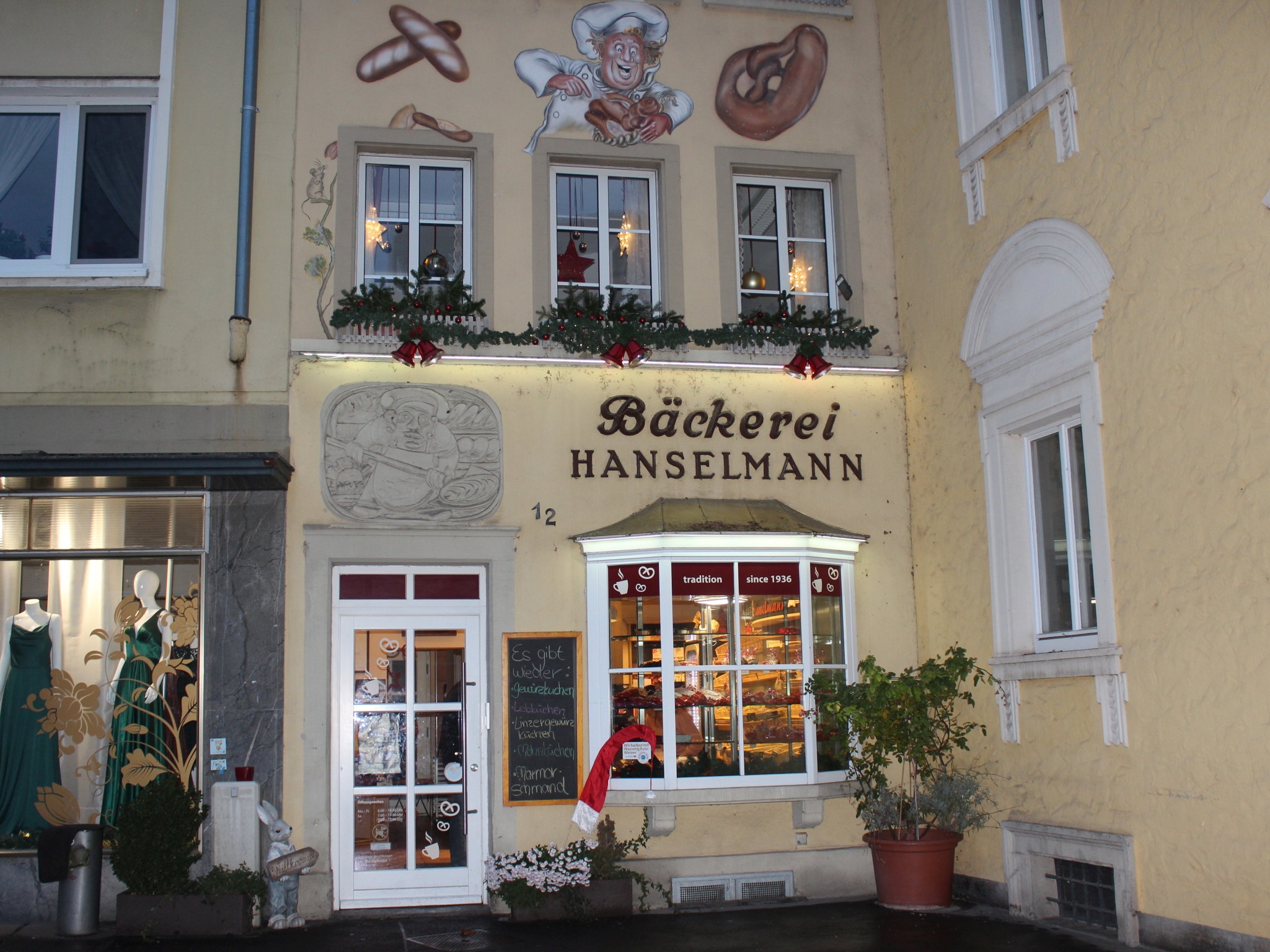 Bereits seit 1936 gibt es in der Hofstraße 12 feine Backwaren von der Bäckerei Hanselmann. Foto: Philipp Heilgenthal