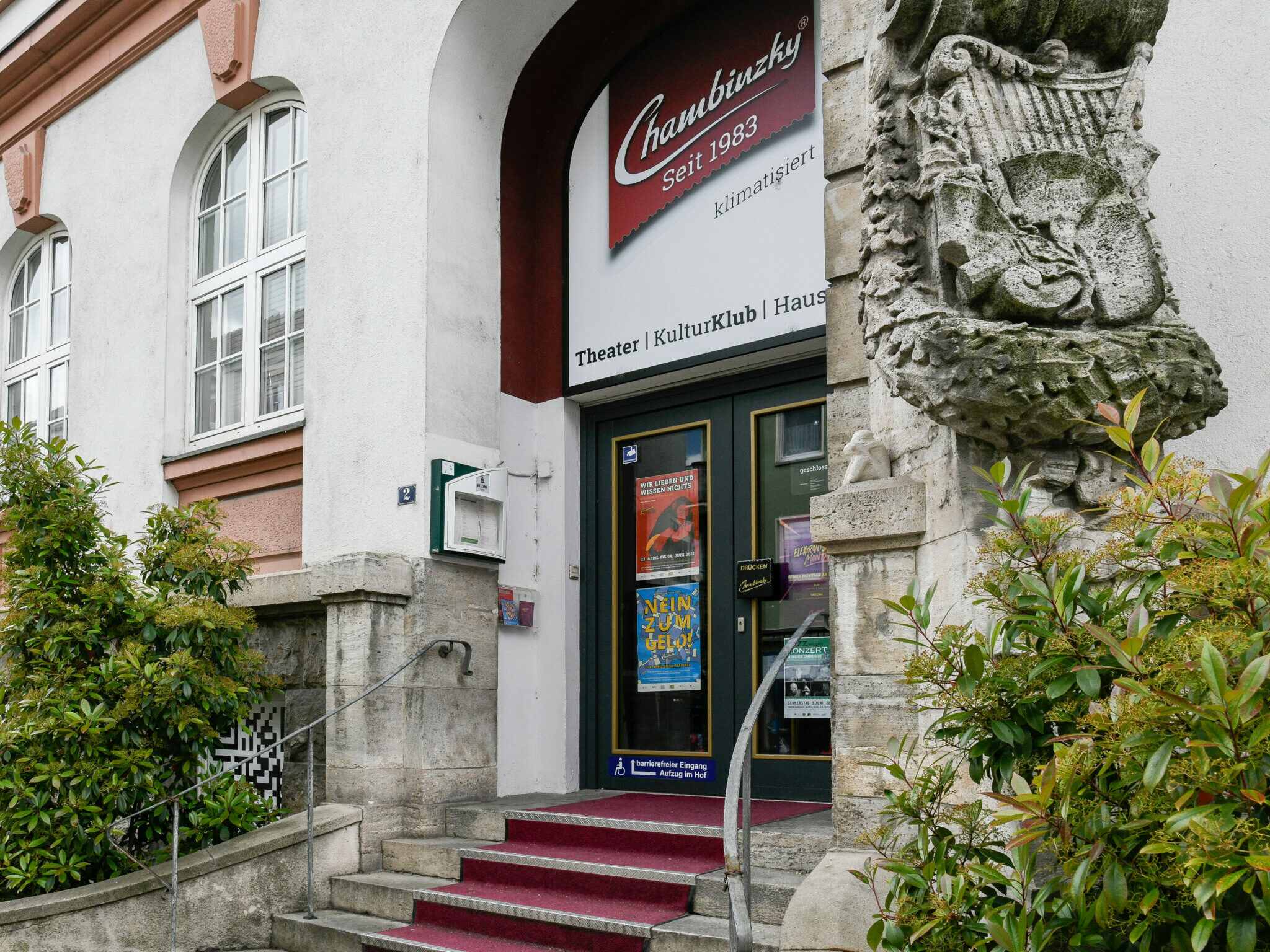 Das Theater Chambinzky mit dem ikonischen roten Teppich. Foto: Thomas Obermeier