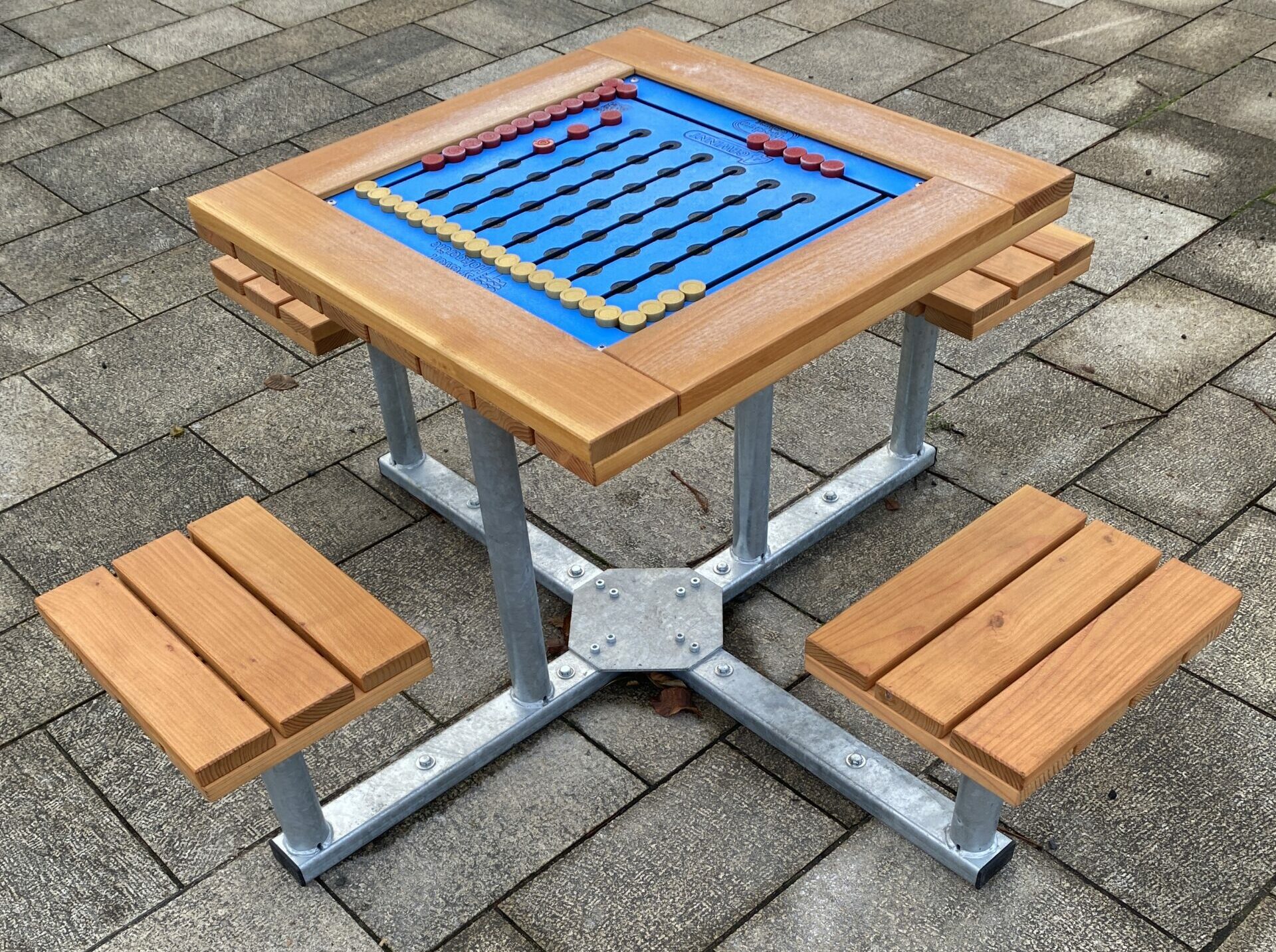 Spieltisch mit 4-gewinnt am Schillerplatz.