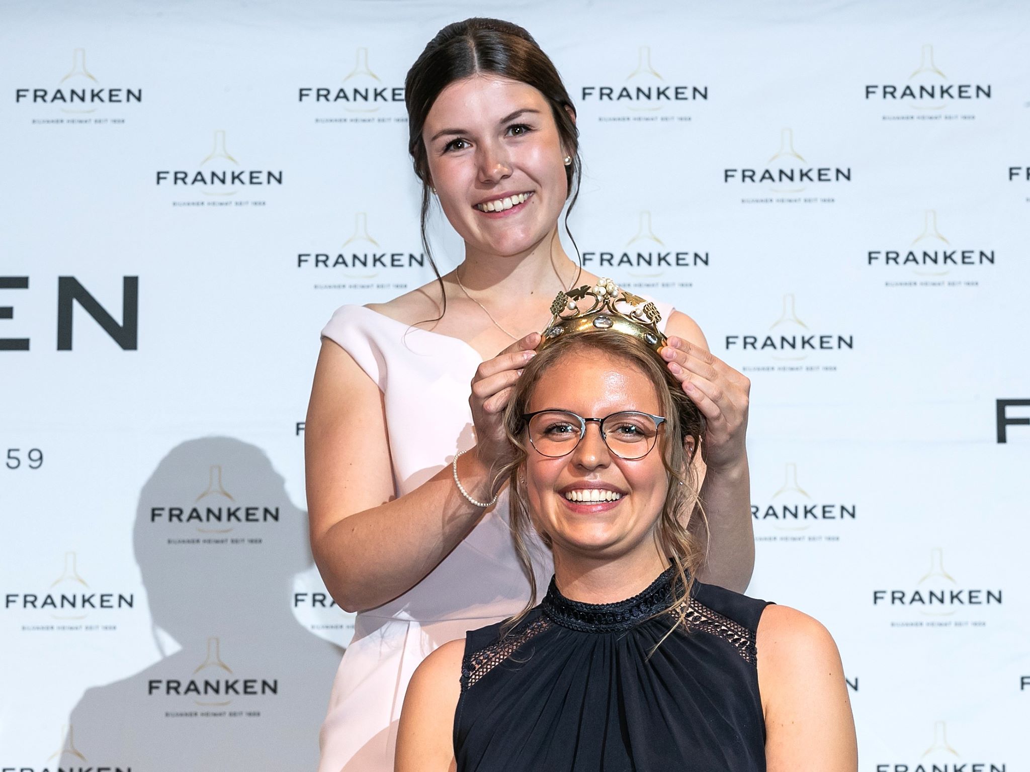 Wahl_Weinkoenigin Eva Brockmann wurde im Mai 2022 zur Fränkischen Weinkönigin gewählt und sucht jetzt eine Nachfolgerin. Foto: Silvia Gralla