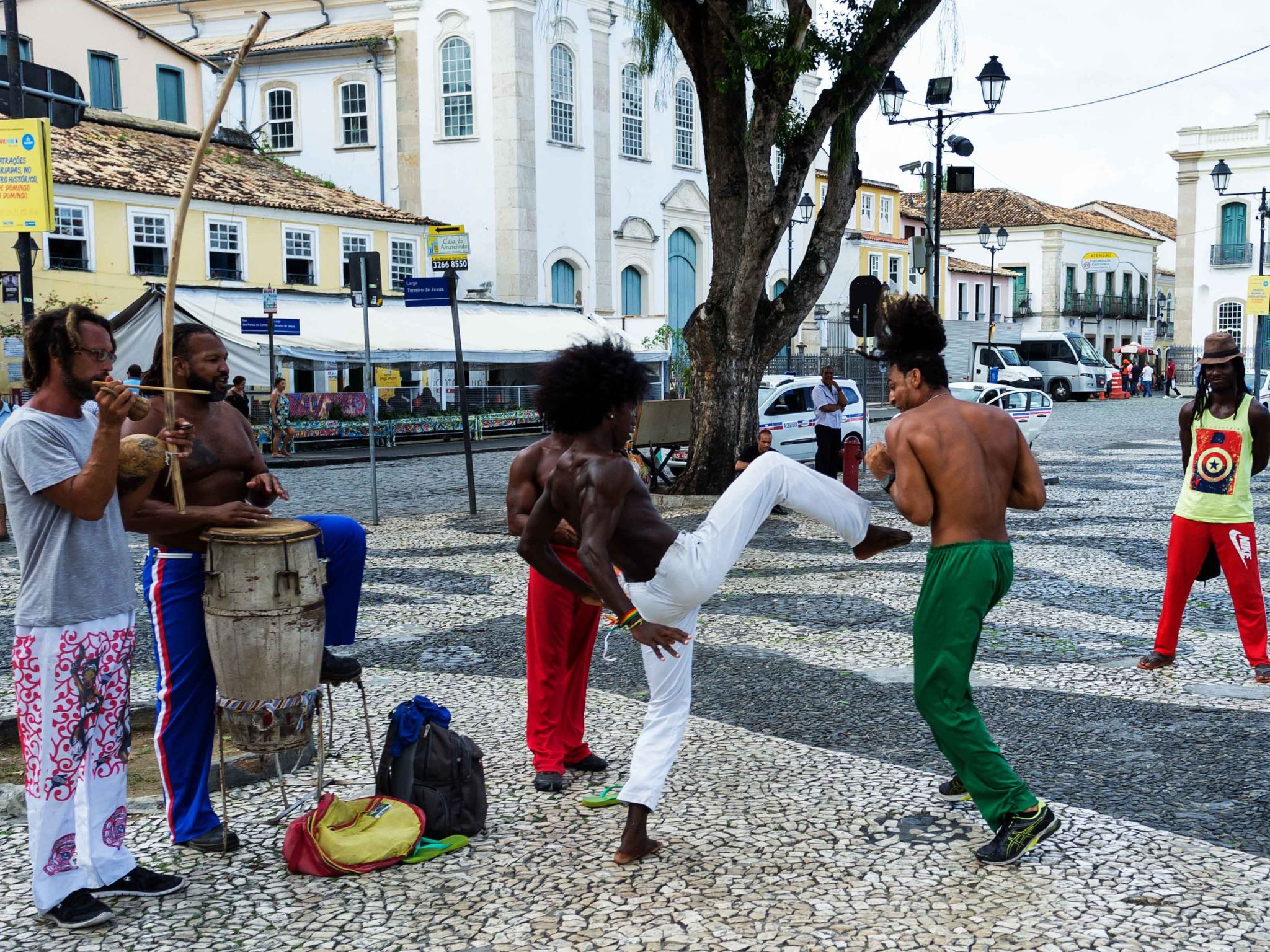 Menschen tanzen auf der Straße die Tanz-Kampfsportart Capoeira