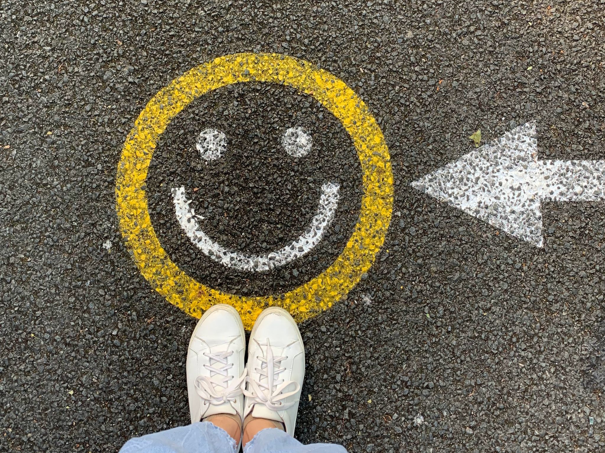 Gute Laune Bild Füße auf Straße mit Smiley