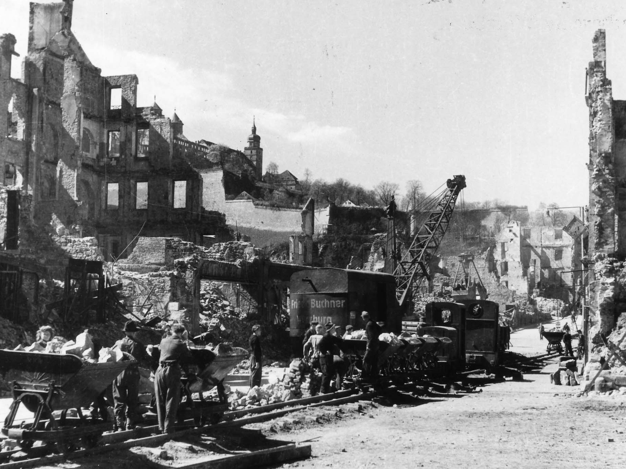 00182267 Trümmerfrauen und -männer bei der Arbeit. Foto: Stadtarchiv Stadt Würzburg