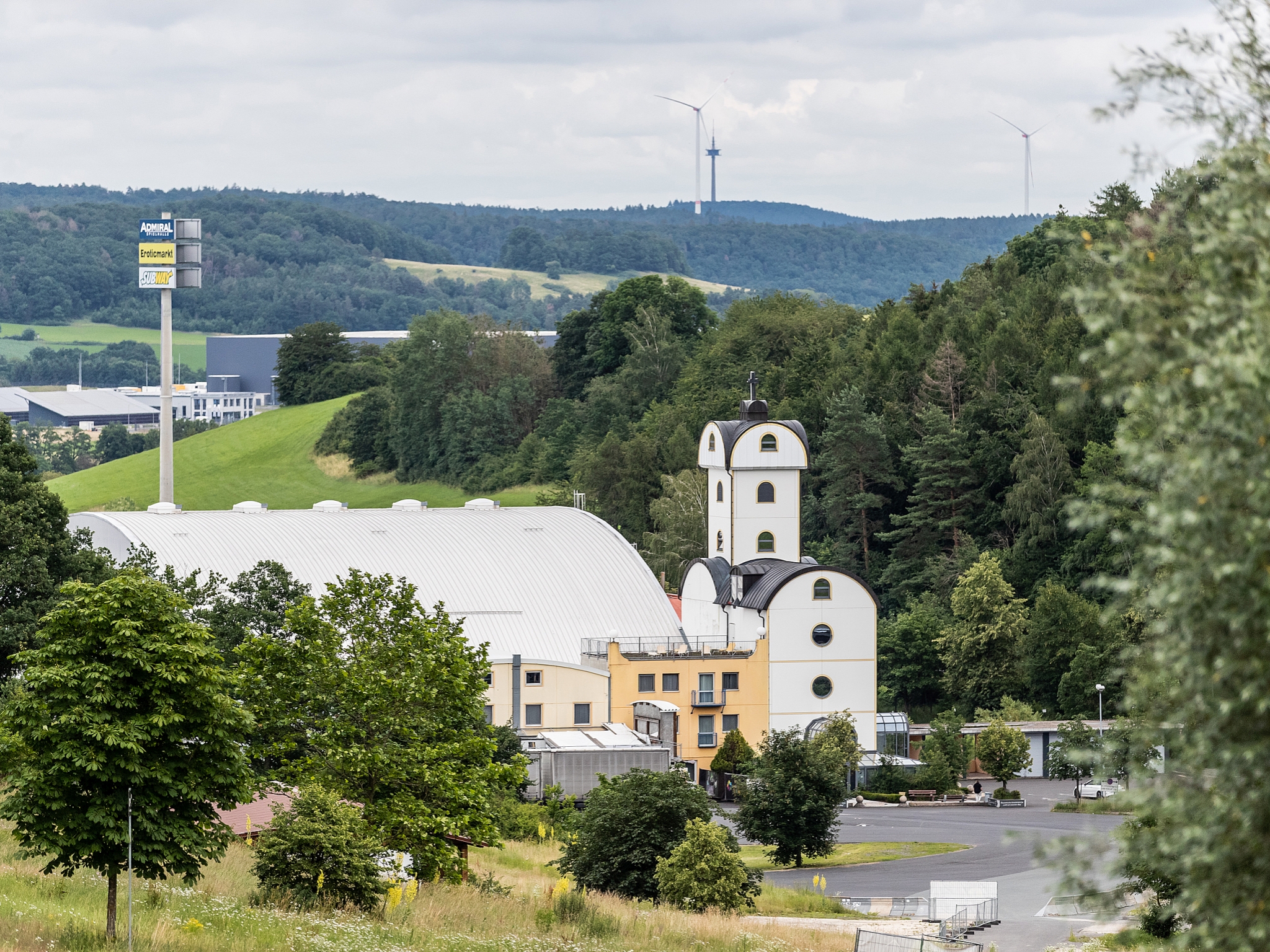 Der Autohof Strohofer in Geiselwind ist zugleich großes Eventzentrum, in dem unter anderem das Heroes Festival und dieses Jahr auch das Mission Ready stattfindet. Foto: Silvia Gralla