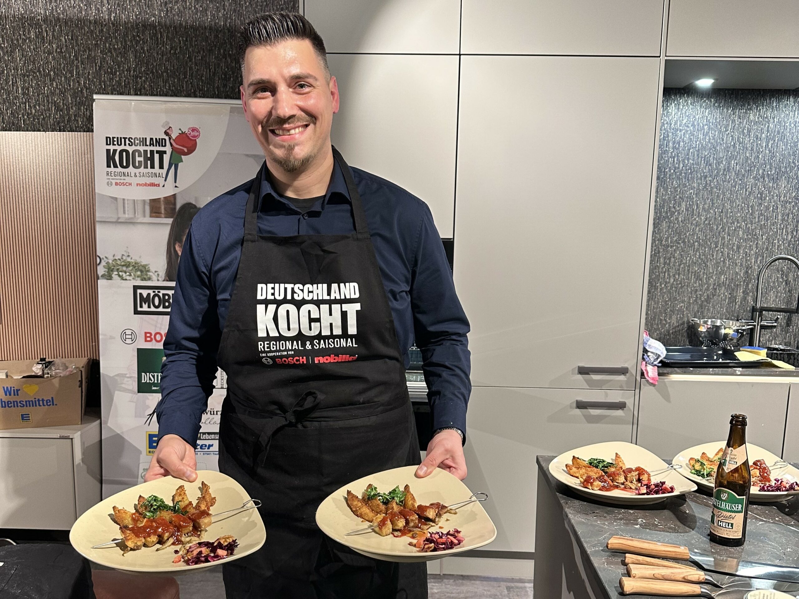 Deutschland kocht_Eray_Möbel Schott Hobbykoch Eray aus Tauberbischofsheim präsentiert sein Gericht: Parmesan-Kartoffen mit panierten Tofu-Spießen, gebratenen Austernpilzen und frittiertem Rucola. Foto: Daniel Schott