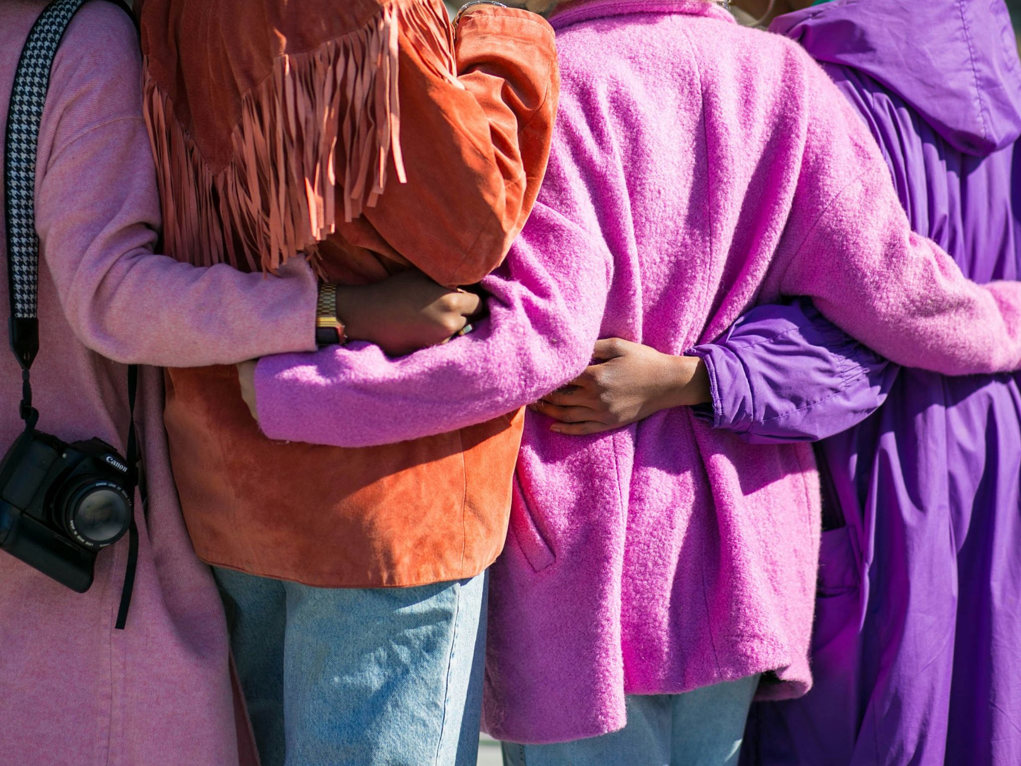 frauenpower Frauen stehen eng zusammen