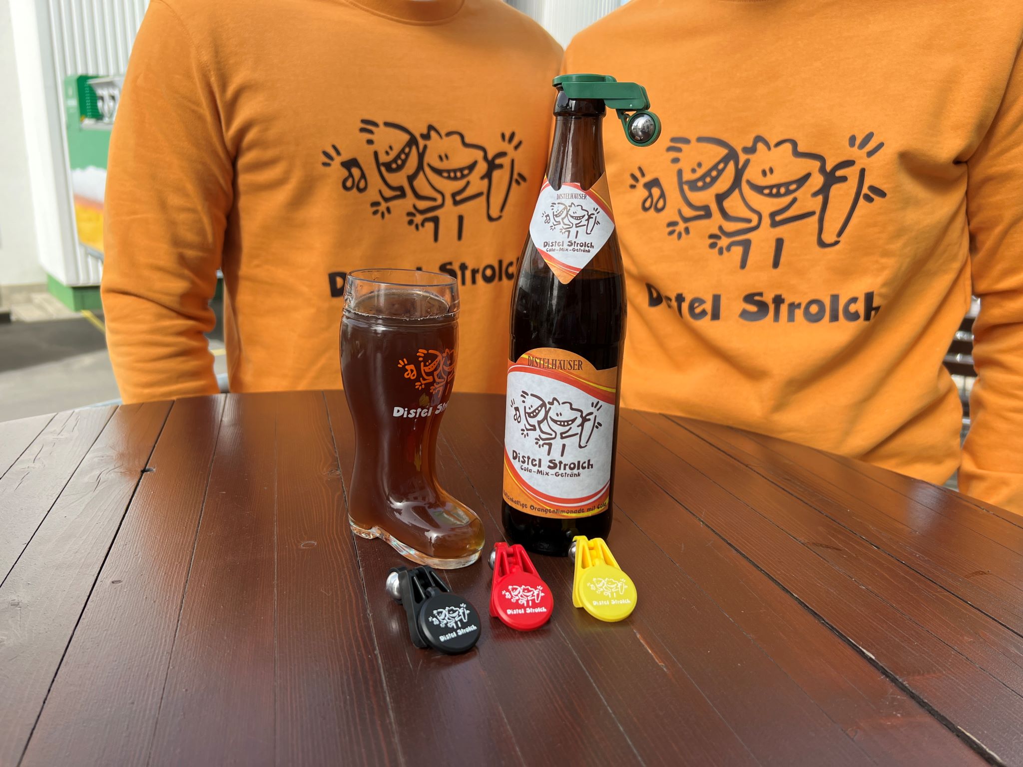Zum ”Distel Strolch”- Paket gehört ein Sixpack Cola-Mix, ein Glasstiefel und ein FlyEx Cap. Foto: Hannah Hofmann, Distelhäuser Brauerei
