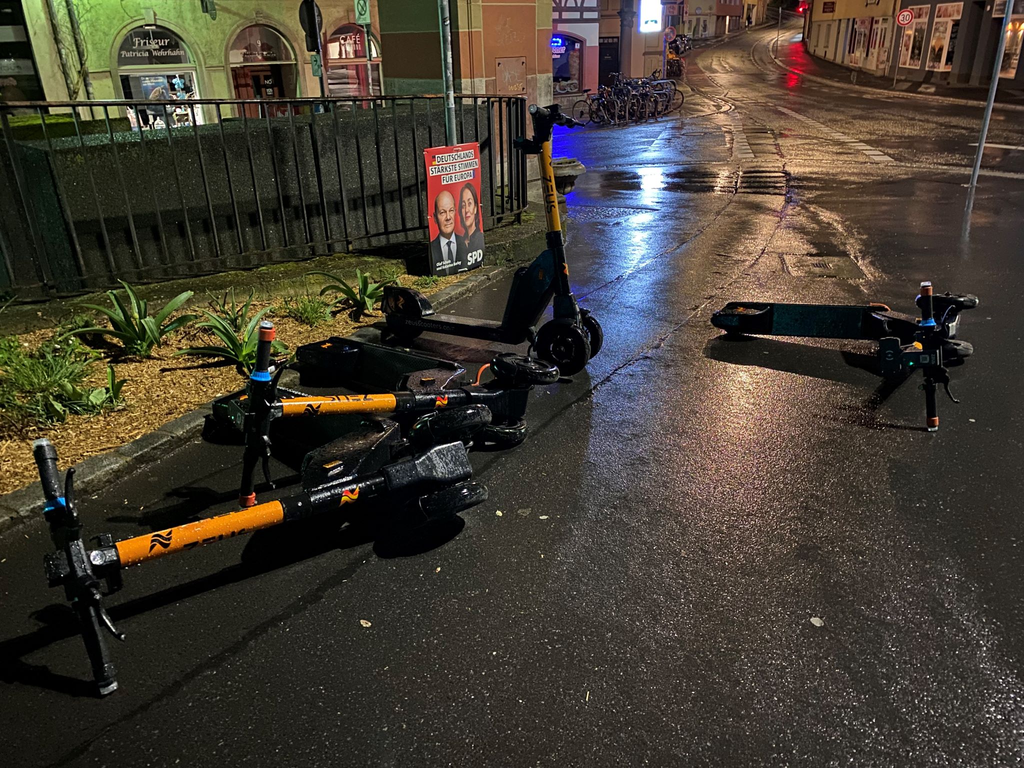 Miet-E-Scooter Umgefallene Miet-E-Scooter in Würzburg. Foto: Katharina Kraus