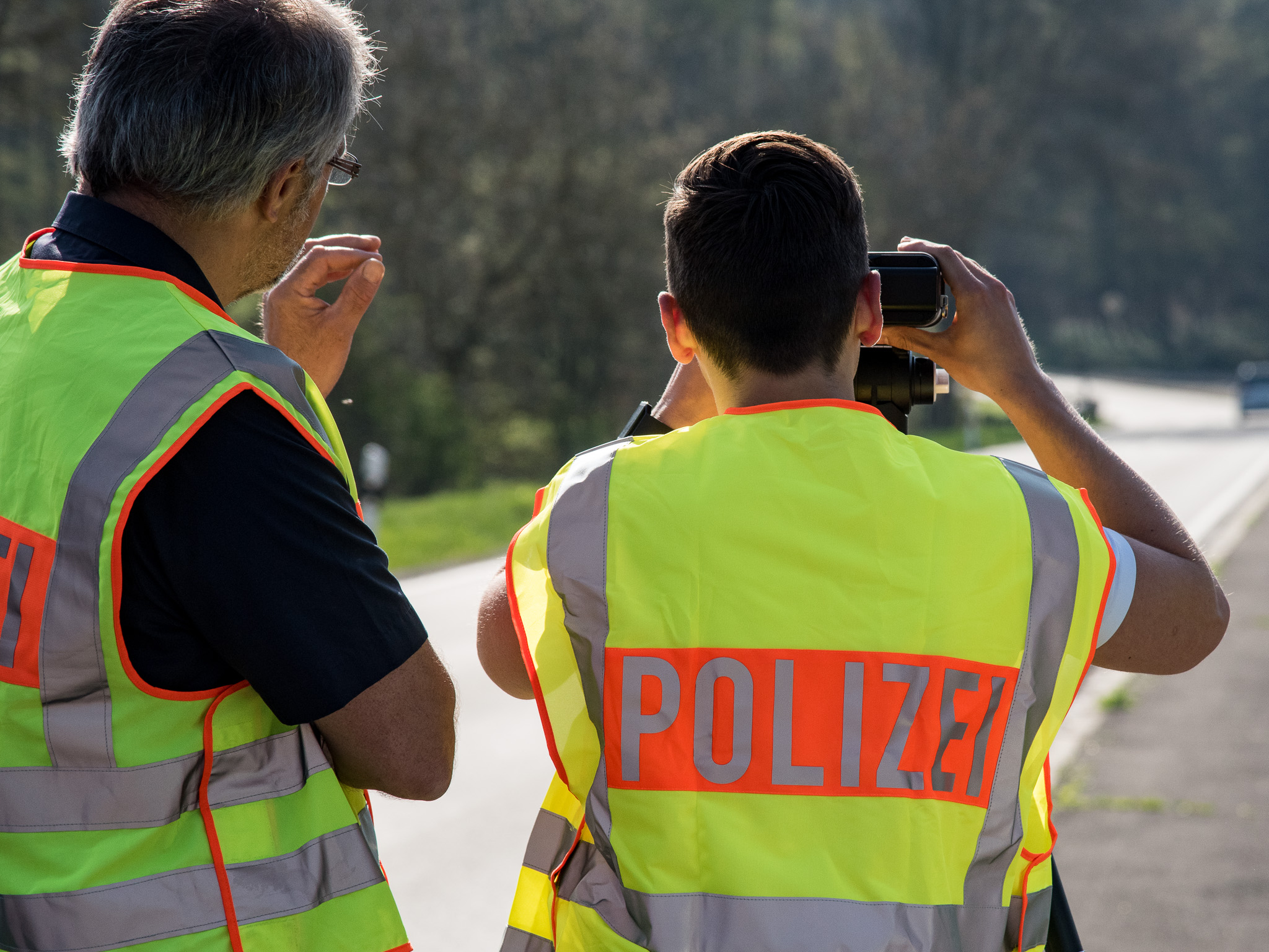 Geschwindigkeitskontrolle Polizeibeamte bei einer Geschwindigkeitskontrolle. Foto: Pascal Höfig