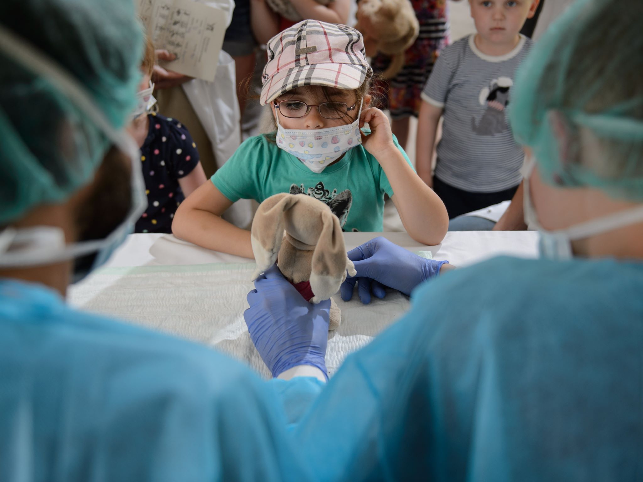 Teddyklinik _Daniel Peter_UKW_1 Vom 13. bis 15. Mai 2024 findet am Uniklinikum Würzburg die Teddyklinik statt, in der Kinder ihre kranken Kuscheltiere untersuchen und behandeln lassen können. Foto: © Daniel Peter / UKW