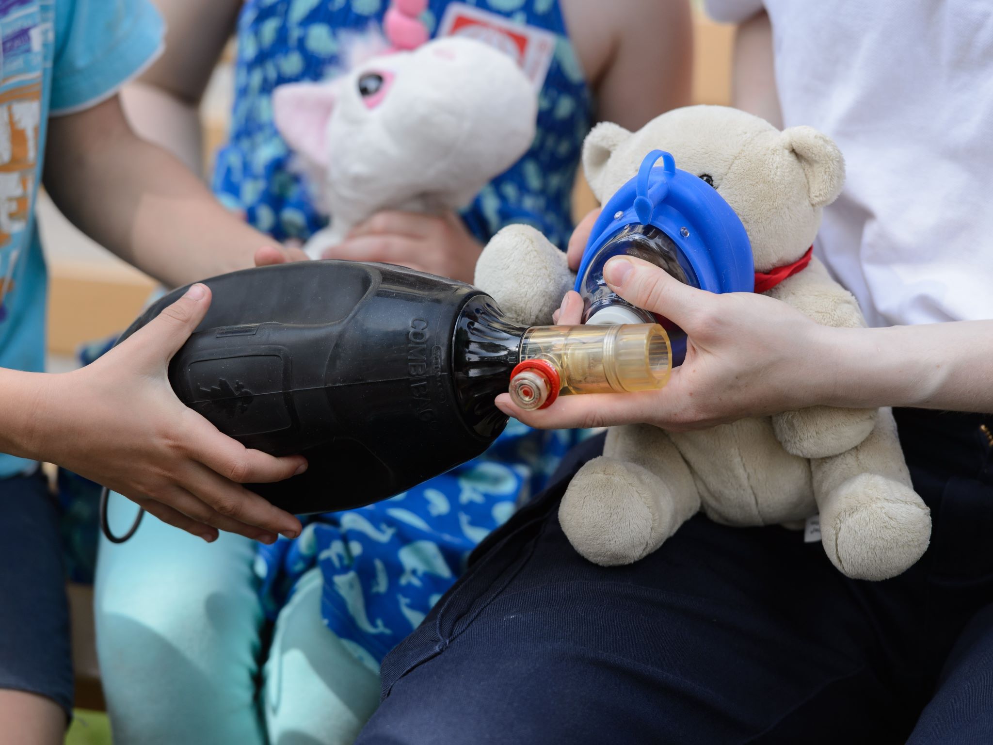 Vom 13. bis 15. Mai 2024 findet am Uniklinikum Würzburg die Teddyklinik statt, in der Kinder ihre kranken Kuscheltiere untersuchen und behandeln lassen können. Foto: © Daniel Peter / UKW