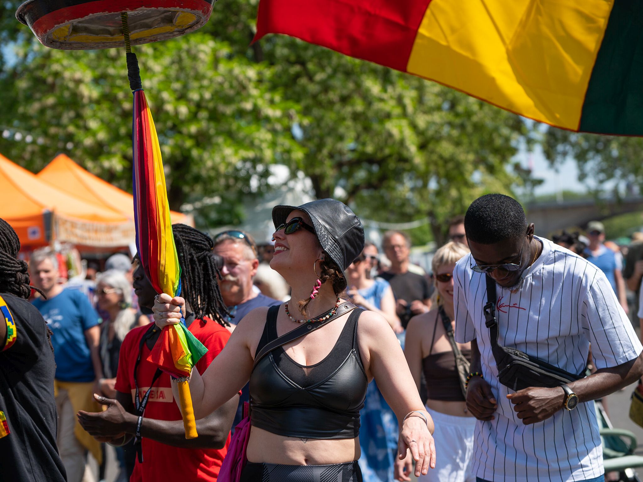 48621235 Ein friedliches Miteinander wie hier auf dem Africa Festival 2023 ist nach wie vor nicht immer und überall eine Selbstverständlichkeit. Foto: Ulises Ruiz