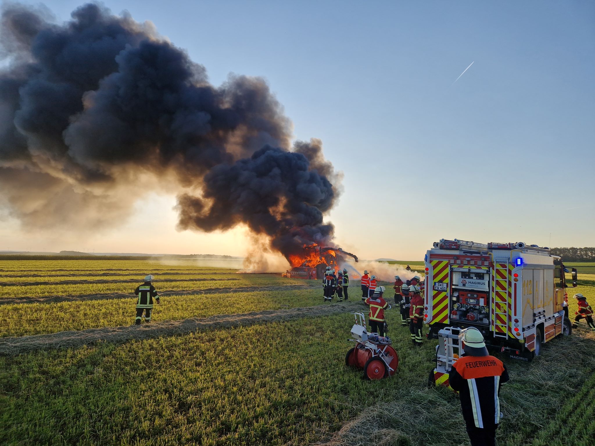 Brand_Feldhaecksler_1 Zwischen Arnstein und Schraudenbach geriet ein Feldhäcksler in Brand. Foto: Tim Mützel, Feuerwehr Werneck