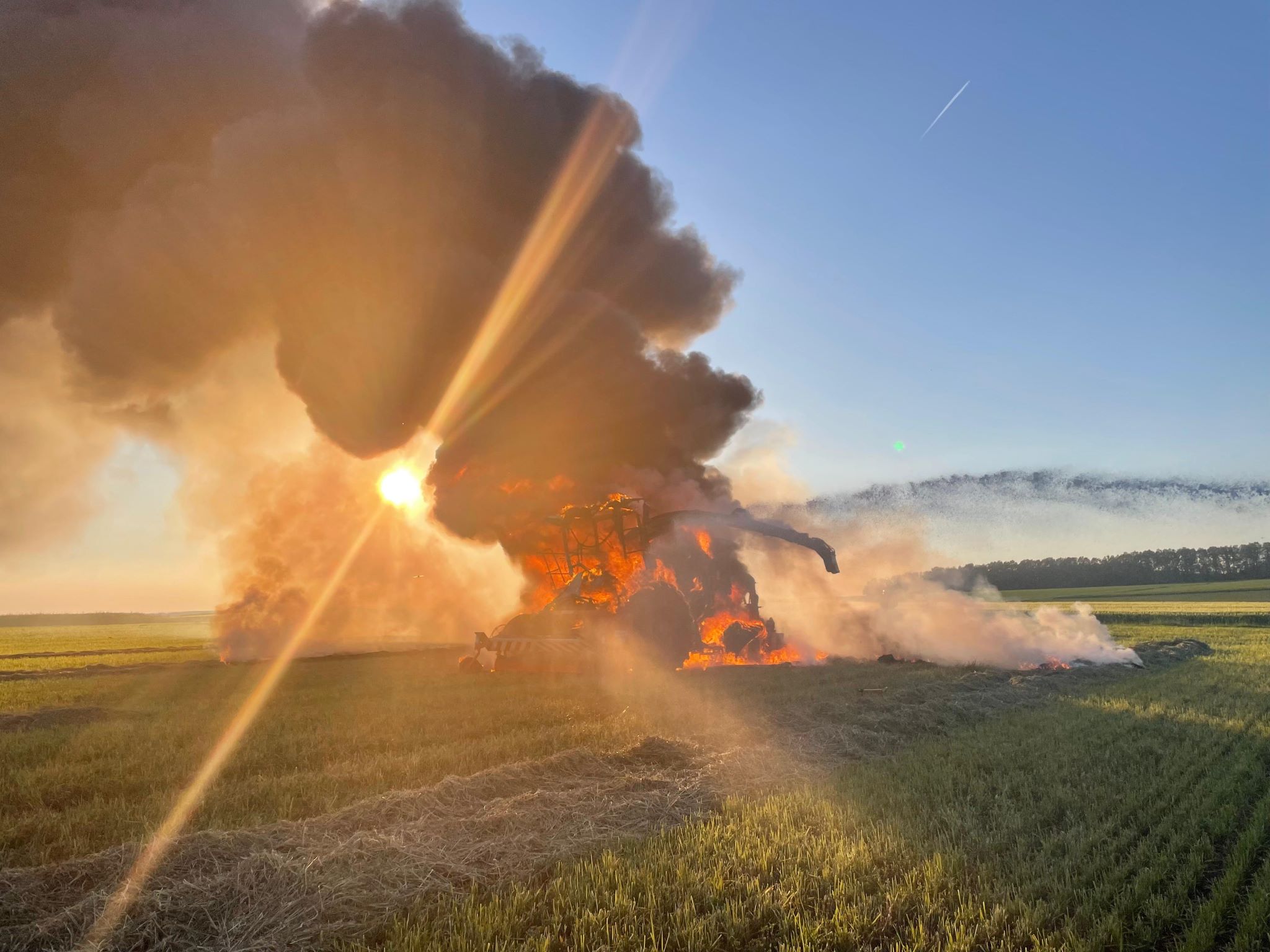 Zwischen Arnstein und Schraudenbach geriet ein Feldhäcksler in Brand. Foto: Florian Serrand, Feuerwehr Werneck