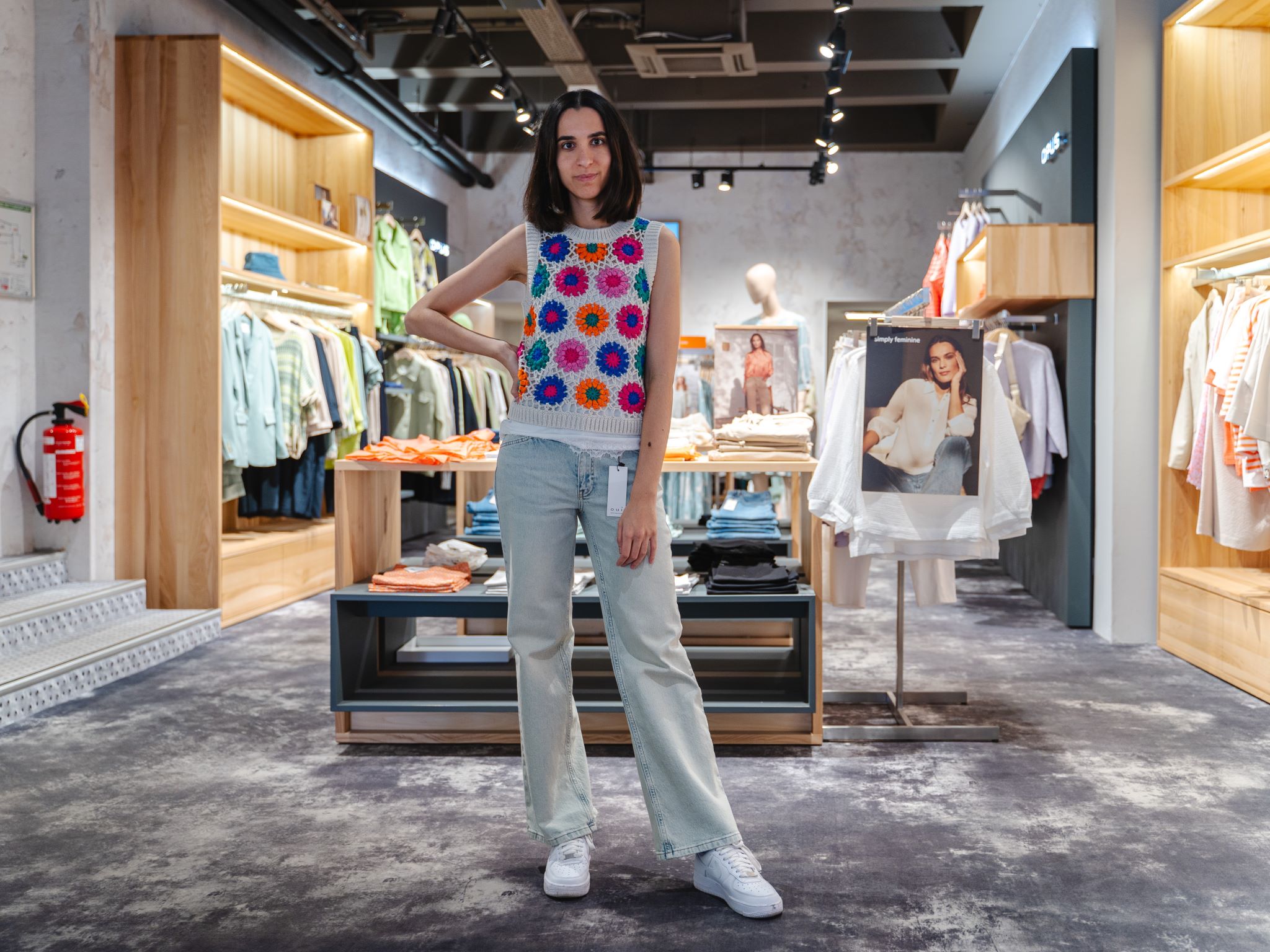 Farbakzente setzen: Mit dem bunten Blumentop wird jedes schlichte Outfit zum Highlight. Foto: Konstantin Winter