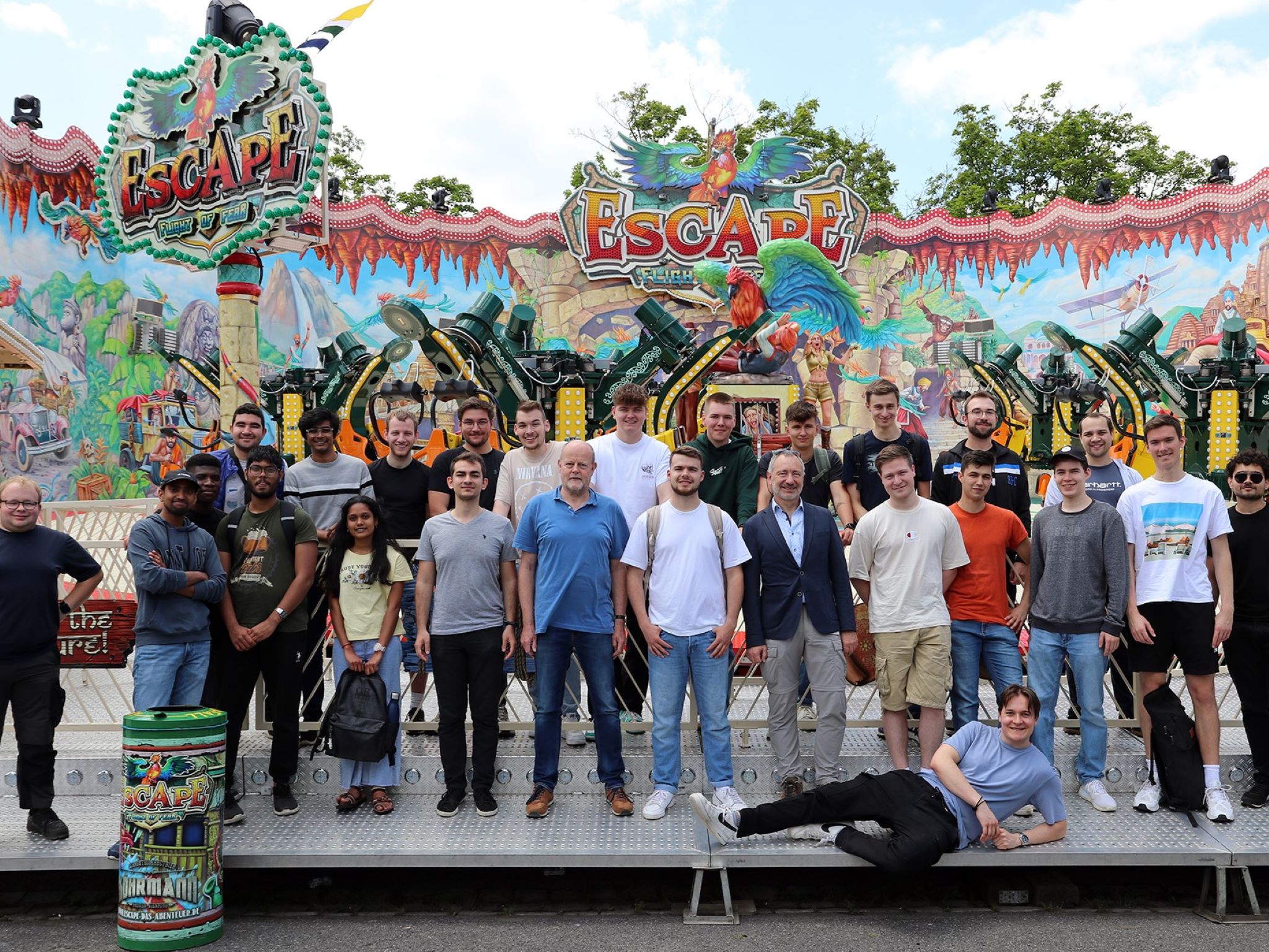 THWS_Volksfest_EvaKaupp_Gruppe Professoren und Studierende der THWS bei der alljährlichen Exkursion zum Schweinfurter Volksfest. Ganz links: Felix Köhrmann vom Fahrgeschäft „Escape“. Foto: THWS/Eva Kaupp