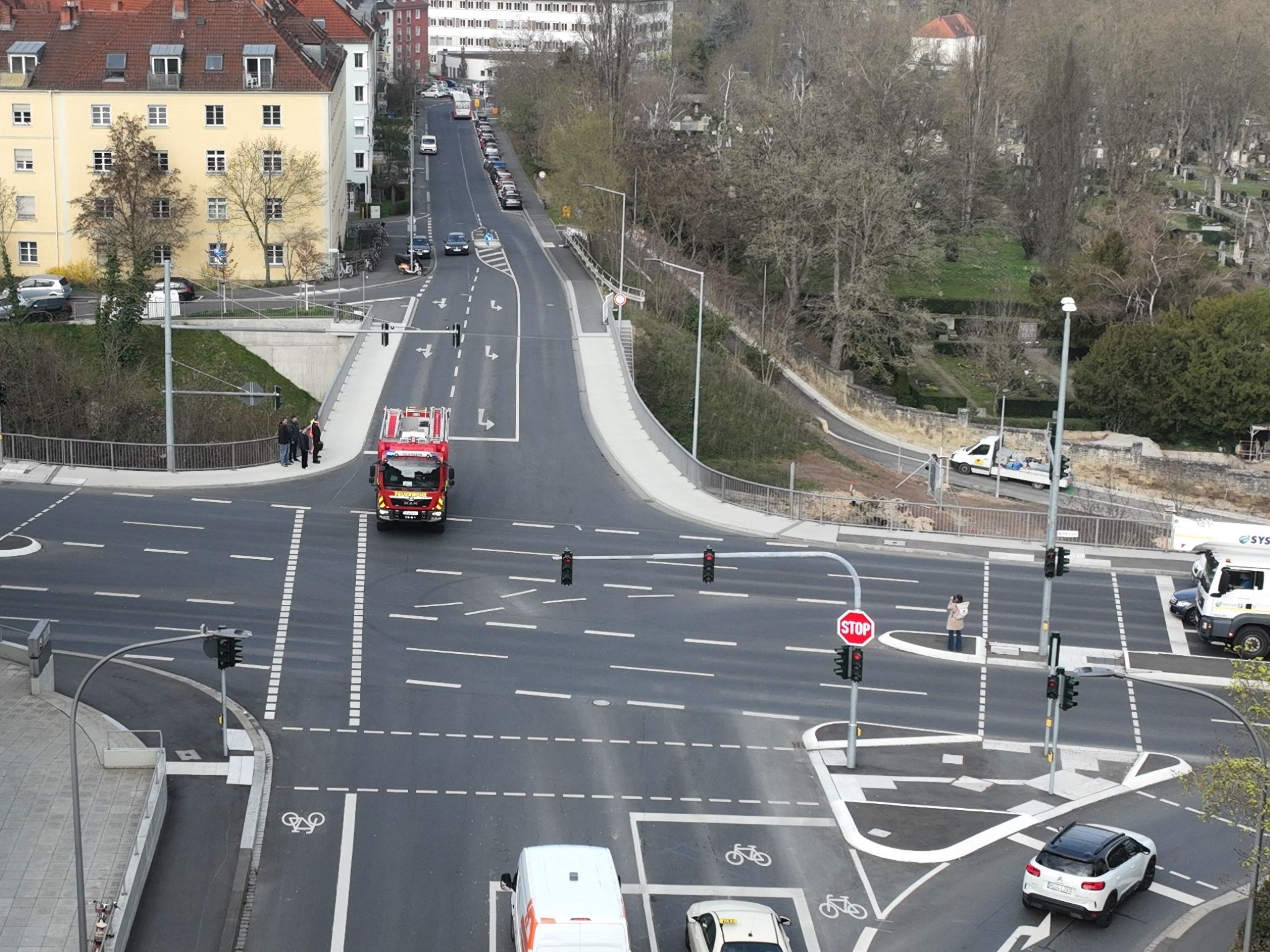 Ampelschaltung_Feuerwehr_Drohenaufnahme Alle anderen Verkehrsteilnehmer müssen warten, das Feuerwehrauto hat Vorrang. Foto: Florian Henneberger