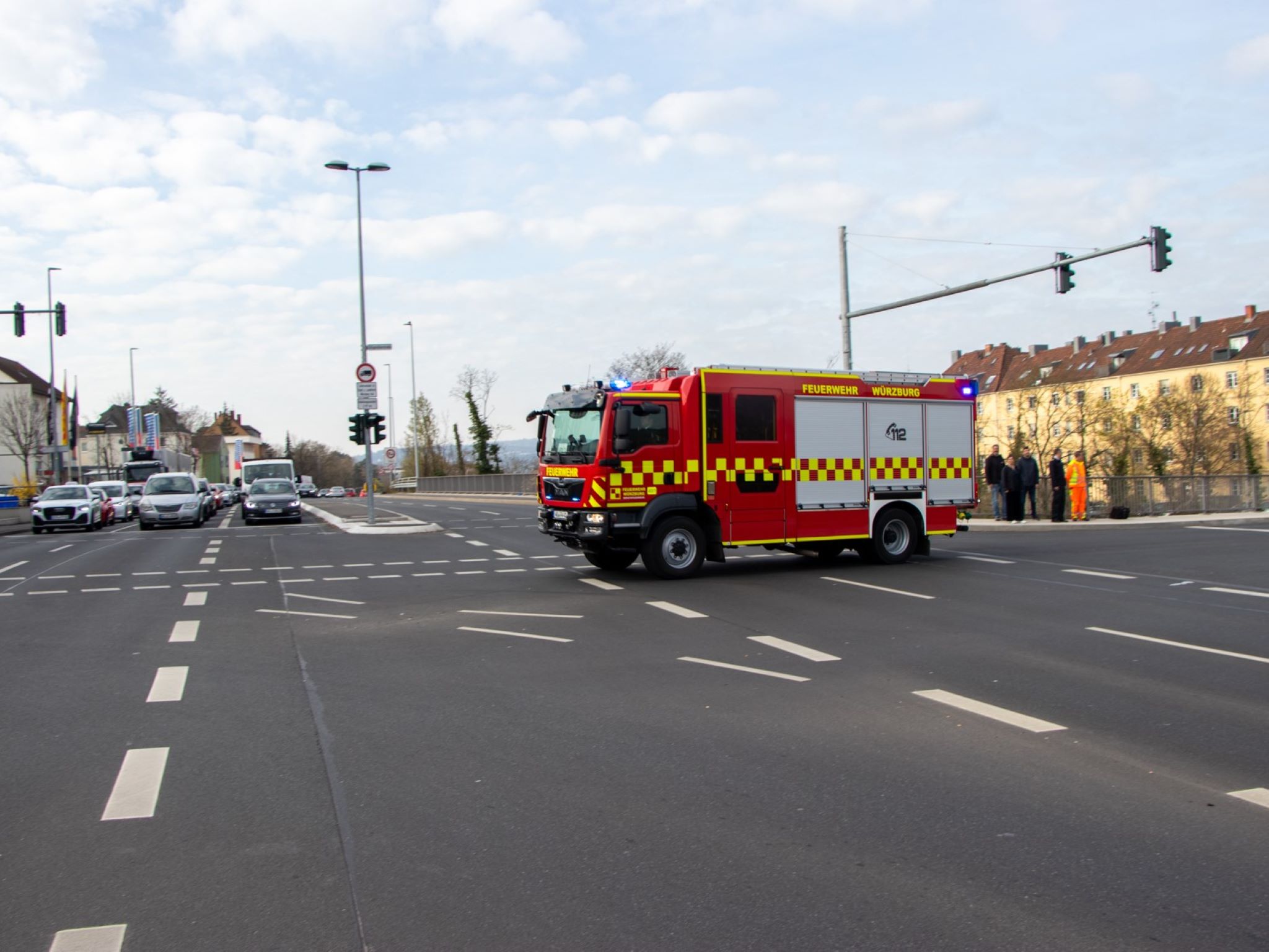 BU: Vorrang für das Feuerwehrauto mit Blaulicht. Foto: Petra Steinbach