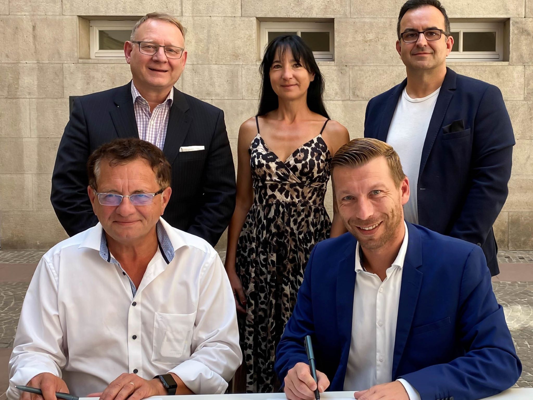 RW Messen mit Dieter Link (sitzend li.) und Ramona Link (m.) ist die neue Partnergesellschaft für Würzburgs Mainfranken Messe. Stehend li. Dr. Uwe Zimmermann, Leiter Fachbereich Allgemeine Bürgerdienste Stadt Würzburg, sitzend re. Thomas Herrmann, Leiter Fachbereich Wirtschaft Wissenschaft Standortmarketing, stehend re. André Hahn, Fachabteilungsleiter Stadtmarketing und Stadtbeauftragter. Foto: Claudia Lother
