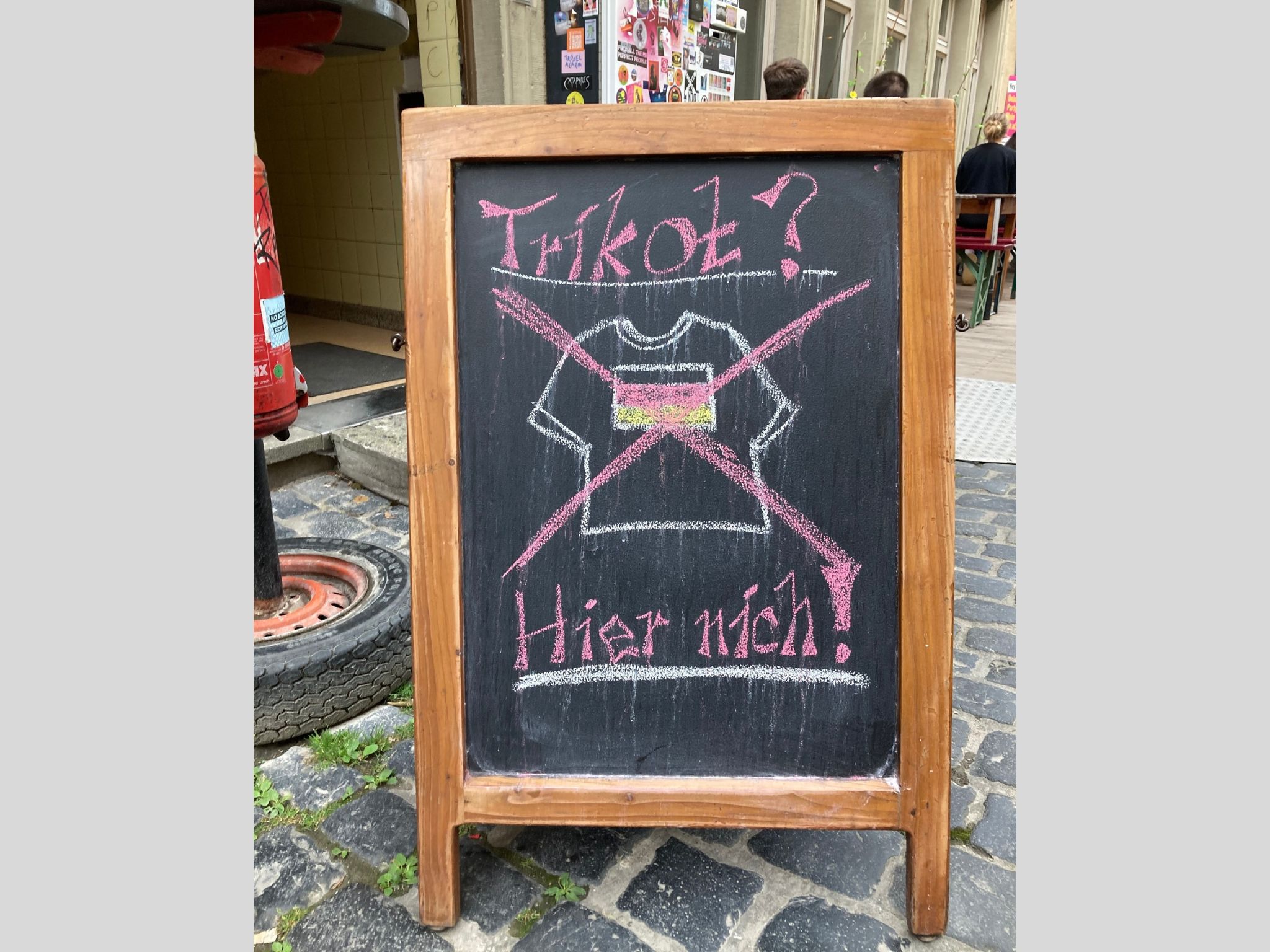Schild_Kult_Trikotverbot Ein Schild vor der Kneipe "Kult" in Würzburg löste Diskussionen aus. Foto: Philipp Heilgenthal