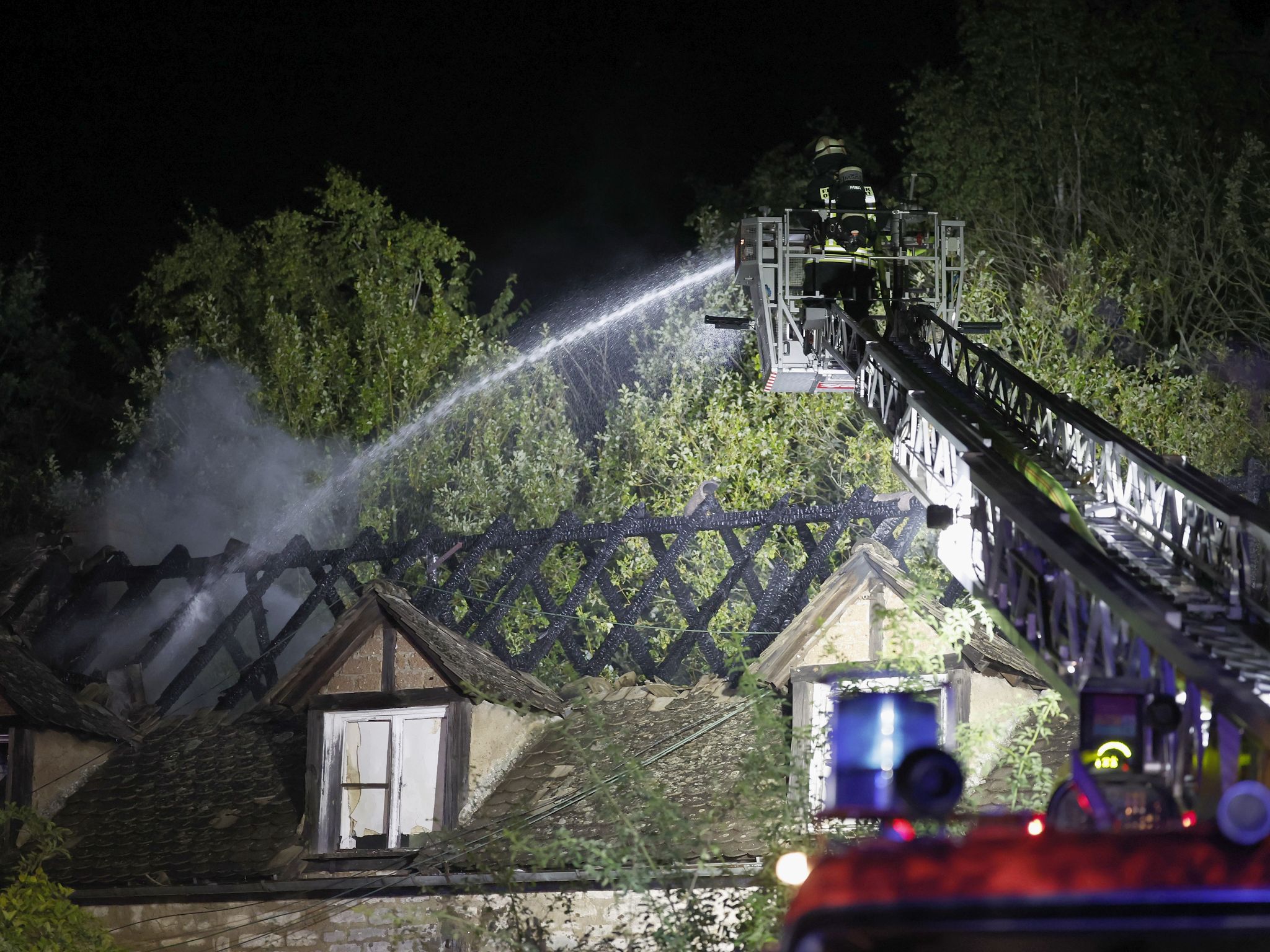 Dachstuhlbrand einer Scheune (fuer Schafe) zwischen Eibelstadt und Sommerhausen.