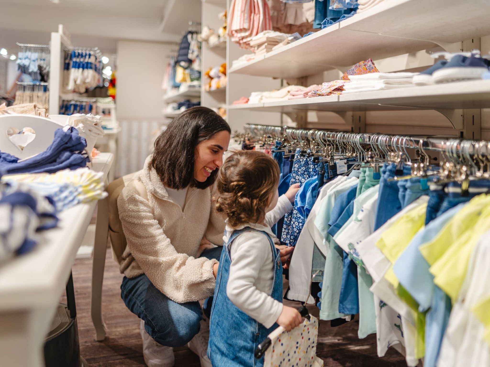 Kinderabteilung_Titel_NA In der Baby- und Kinderabteilung von Schlier wird das Einkaufen zum Erlebnis für Mama und Kind. Foto: Konstantin Winter