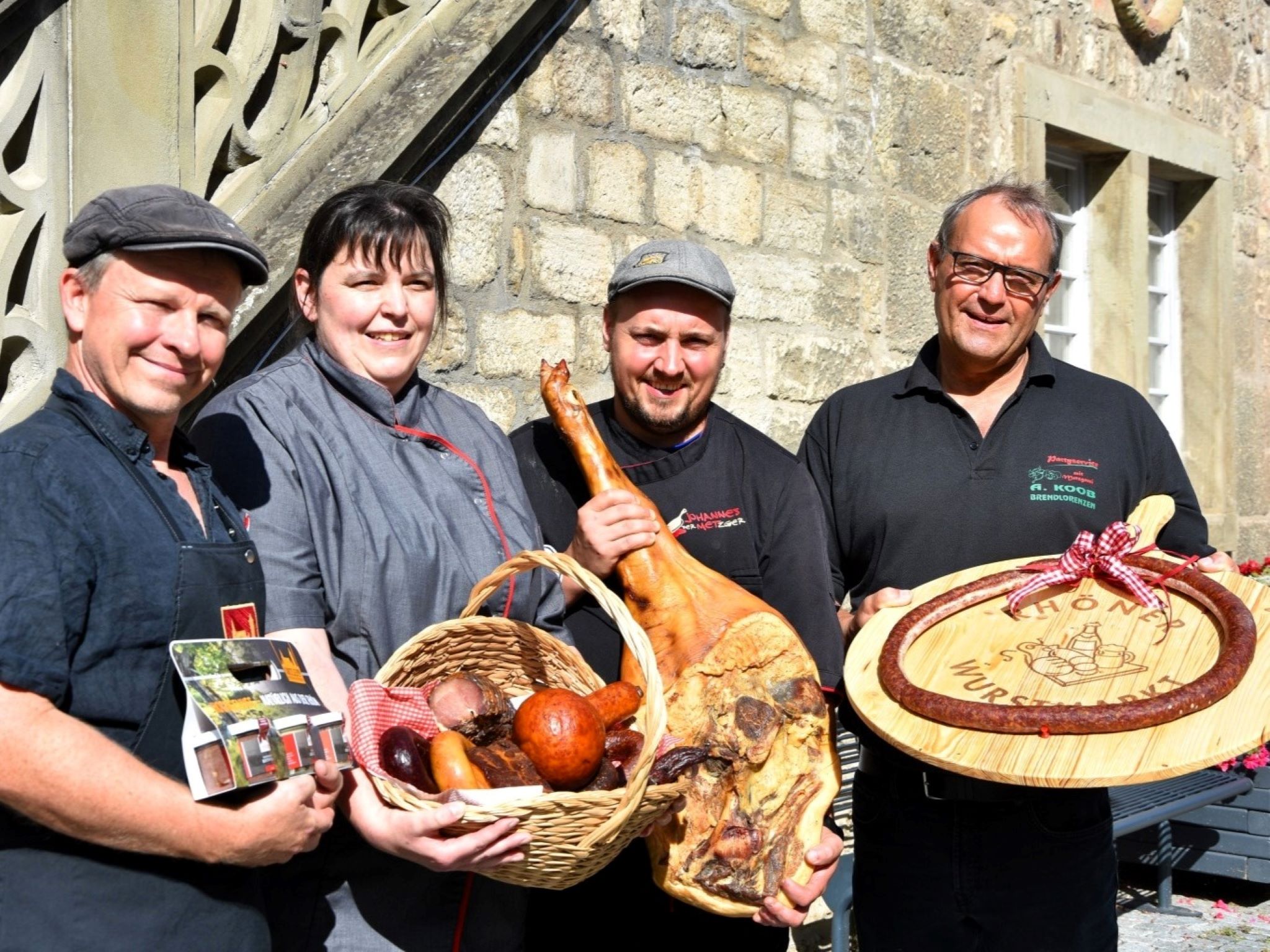 RhoenerWurstmarkt_Metzger_FotoJanaBaumbach Die örtlichen Metzgermeisterinnen und Metzgermeister stehen in den Startlöchern für den 12. Rhöner Wurstmarkt. Von links: Andreas Ortlepp, Barbara Fink, Johannes Dietz und Anton Koob. Foto: Jana Baumbach