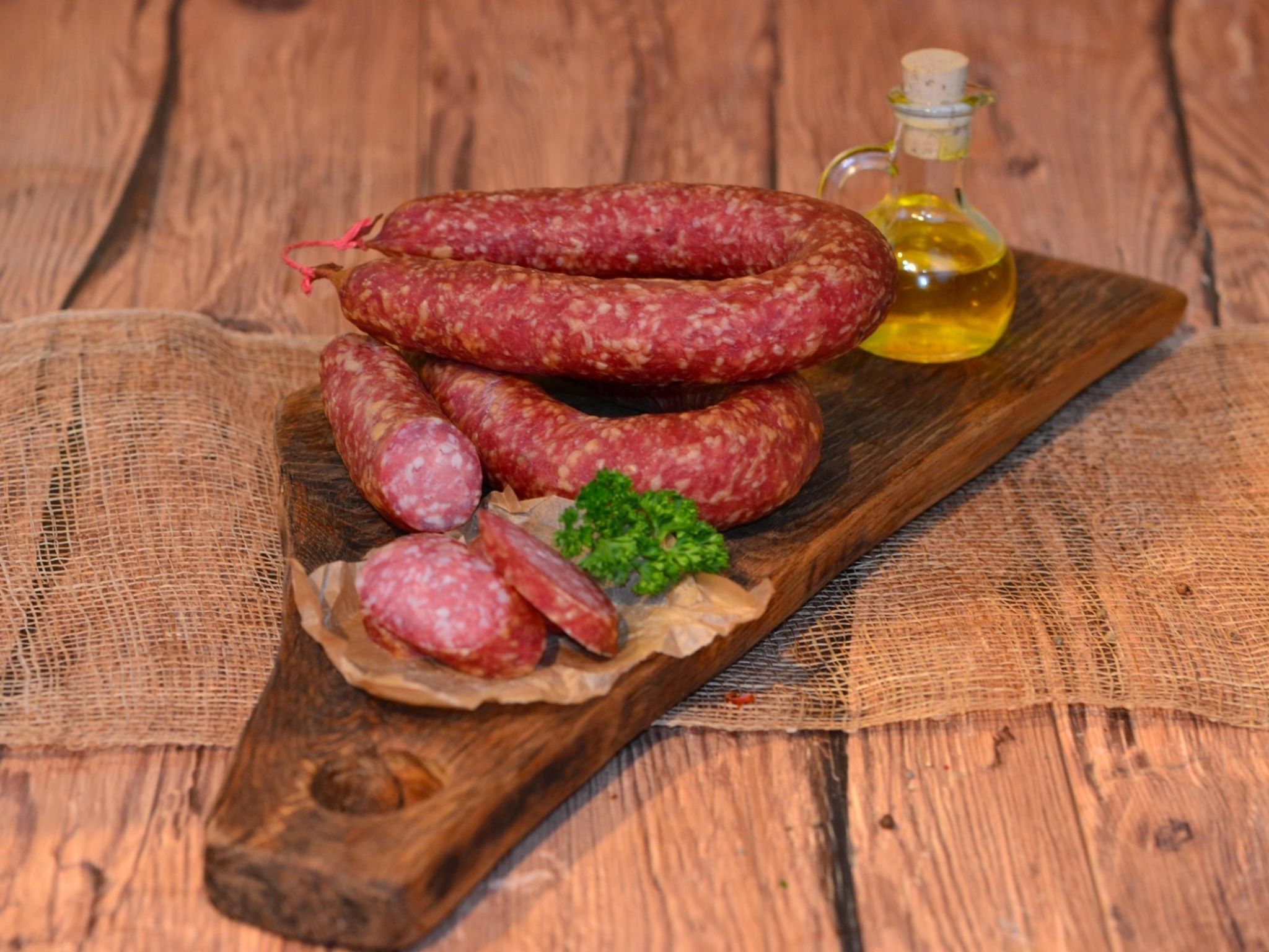 Wer macht die beste Hausmacher Ringsalami im Naturdarm auf dem 12. Rhöner Wurstmarkt am 12./13. Oktober in Ostheim vor der Rhön? Eine Fachjury wird unter den eingereichten Proben die besten Produkte küren. Hier im Bild beispielhaft eine Ringsalami der Metzgerei Ortlepp, Ostheim. Foto. Christian Böhm
