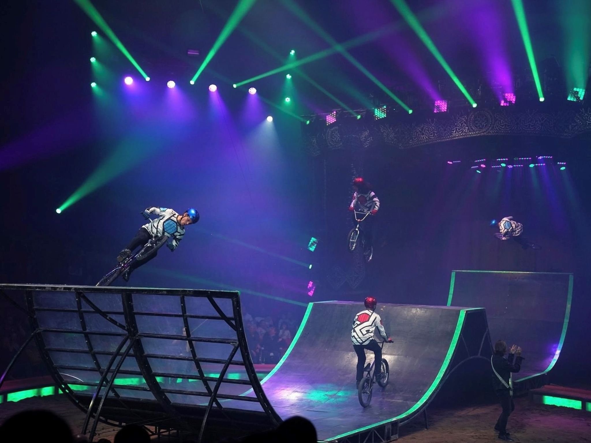 Die BMX-Spitzensportler Ordoñez aus Kolumbien führen waghalsige Stunts vor. Foto Circus Krone