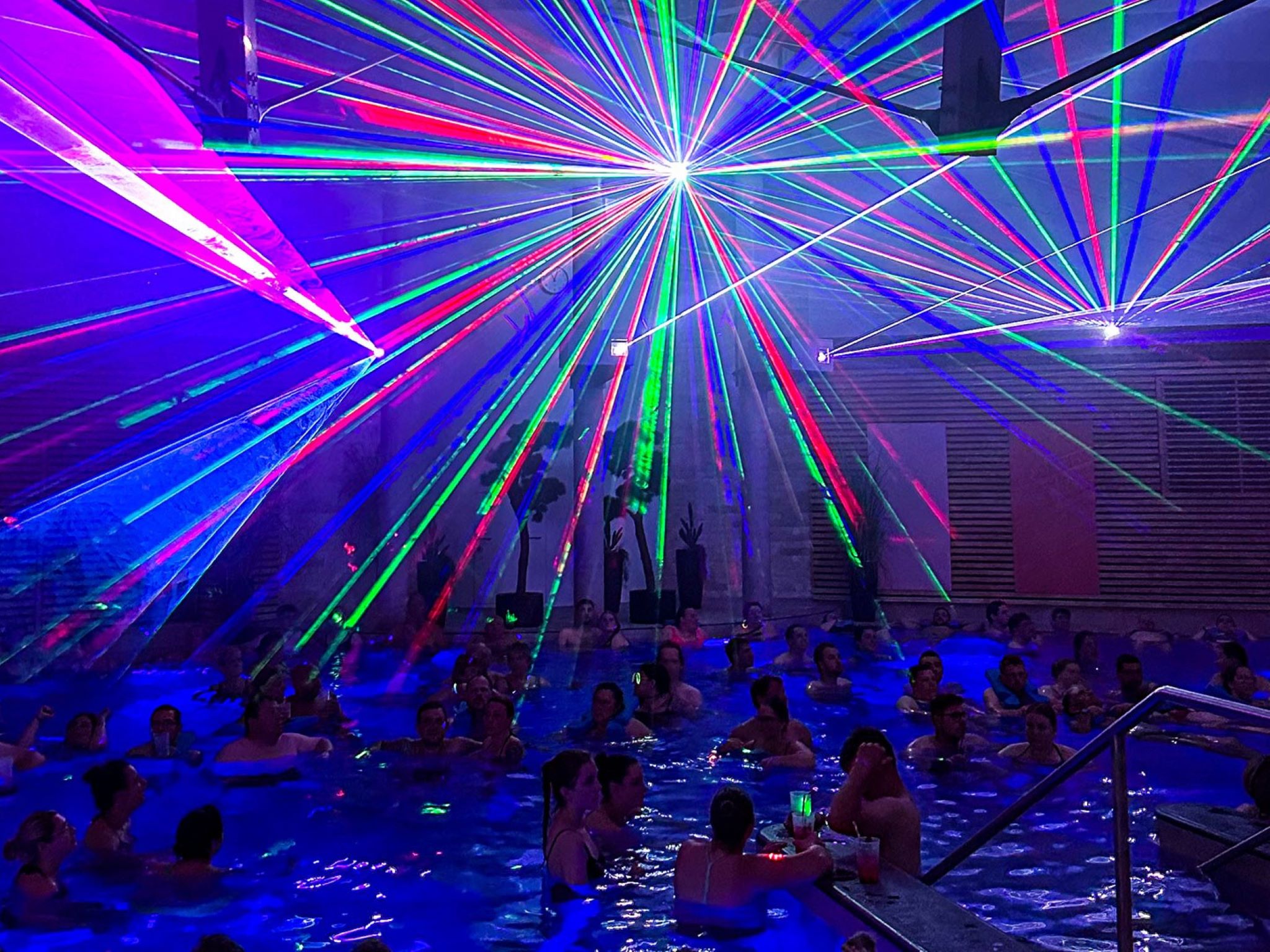 Franken-Therme_Lasershow Die Franken-Therme verwandelt sich bei der Langen Thermennacht wieder zu einer bunten Partylocation. Foto: Franken-Therme Bad Windsheim