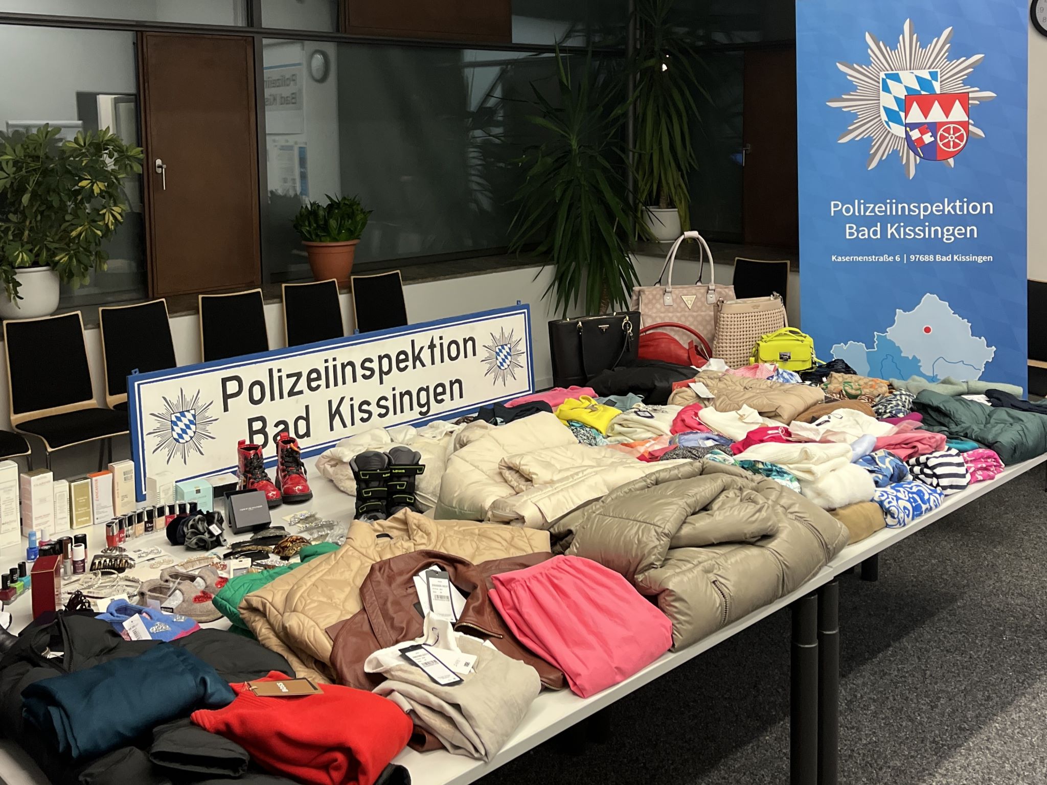 Diebesgut_BadNeustadt_Ebenhausen Die Polizei Bad Neustatd/Saale konnte Diebesgut im Wert von mehreren zehntausend Euro sicherstellen. Foto: Polizei Bad Neustadt