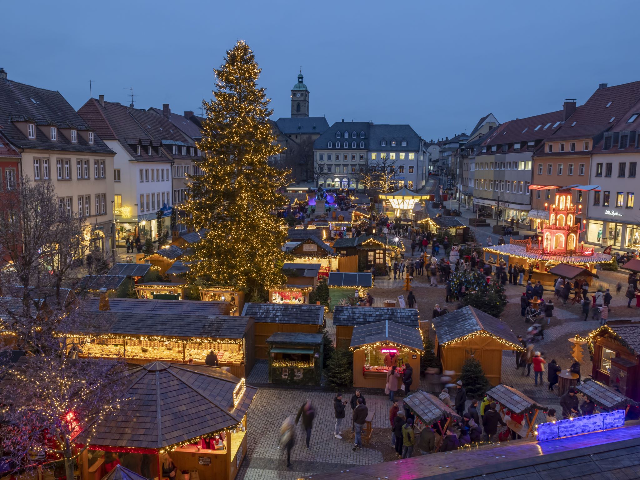 Schweinfurt_Weihnachtsmarkt Nach einer Shoppingtour lockt der Schweinfurter Weihnachtsmarkt mit Glühwein, süßen Leckereien und vielen Highlights. Foto: Barbara Nägle/ SW360°