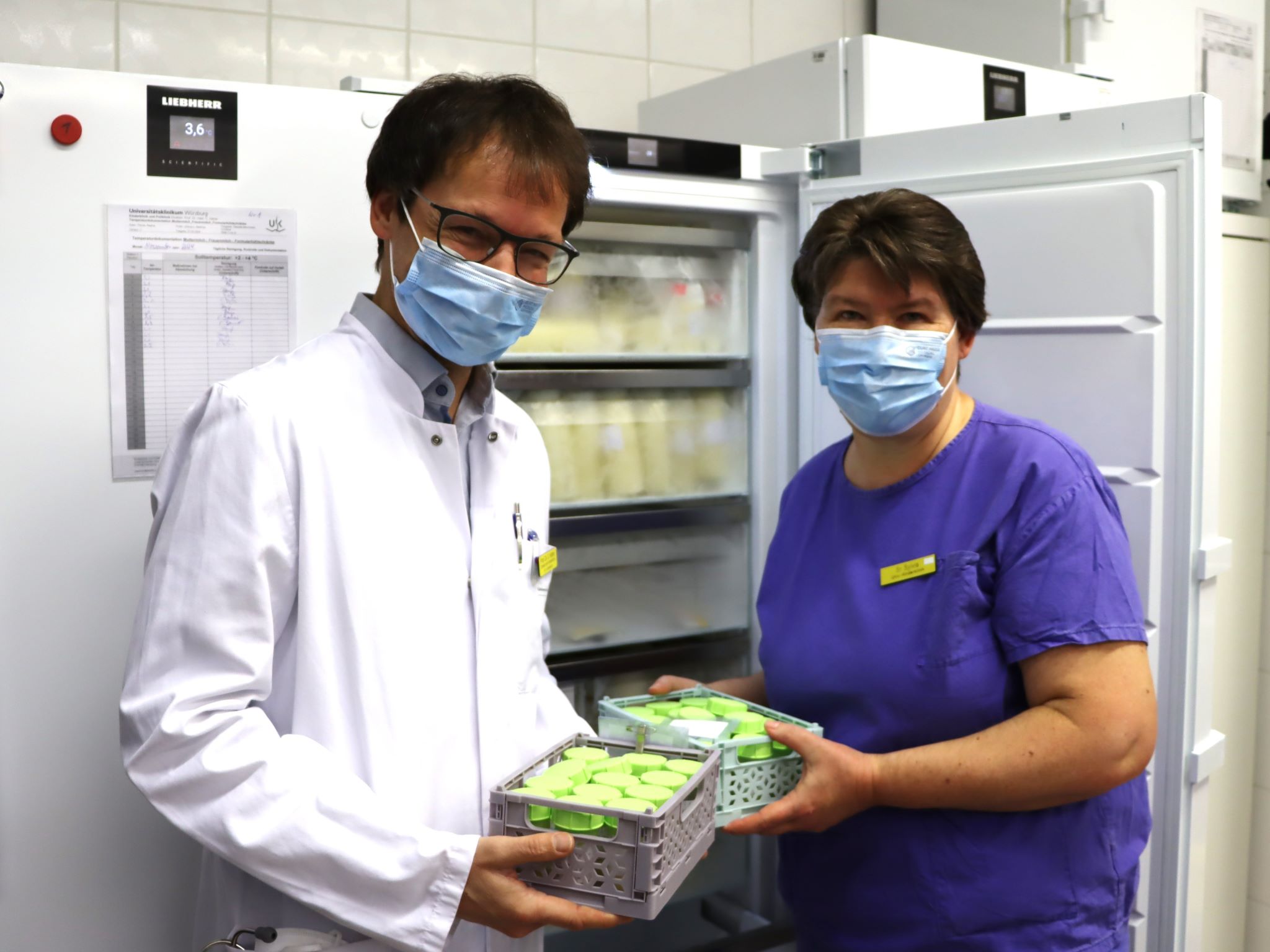 UKW_Milchbank_Kuehlung Die gespendete Frauenmilch wird direkt in der Kinderklinik untersucht und dann zunächst eingefroren. Links: Klinikdirektor Prof. Dr. Christoph Härtel, rechts Sylvia Königer, Leiterin der Säuglingsernährung in der Klinik. Foto: UKW / Stefan Dreising