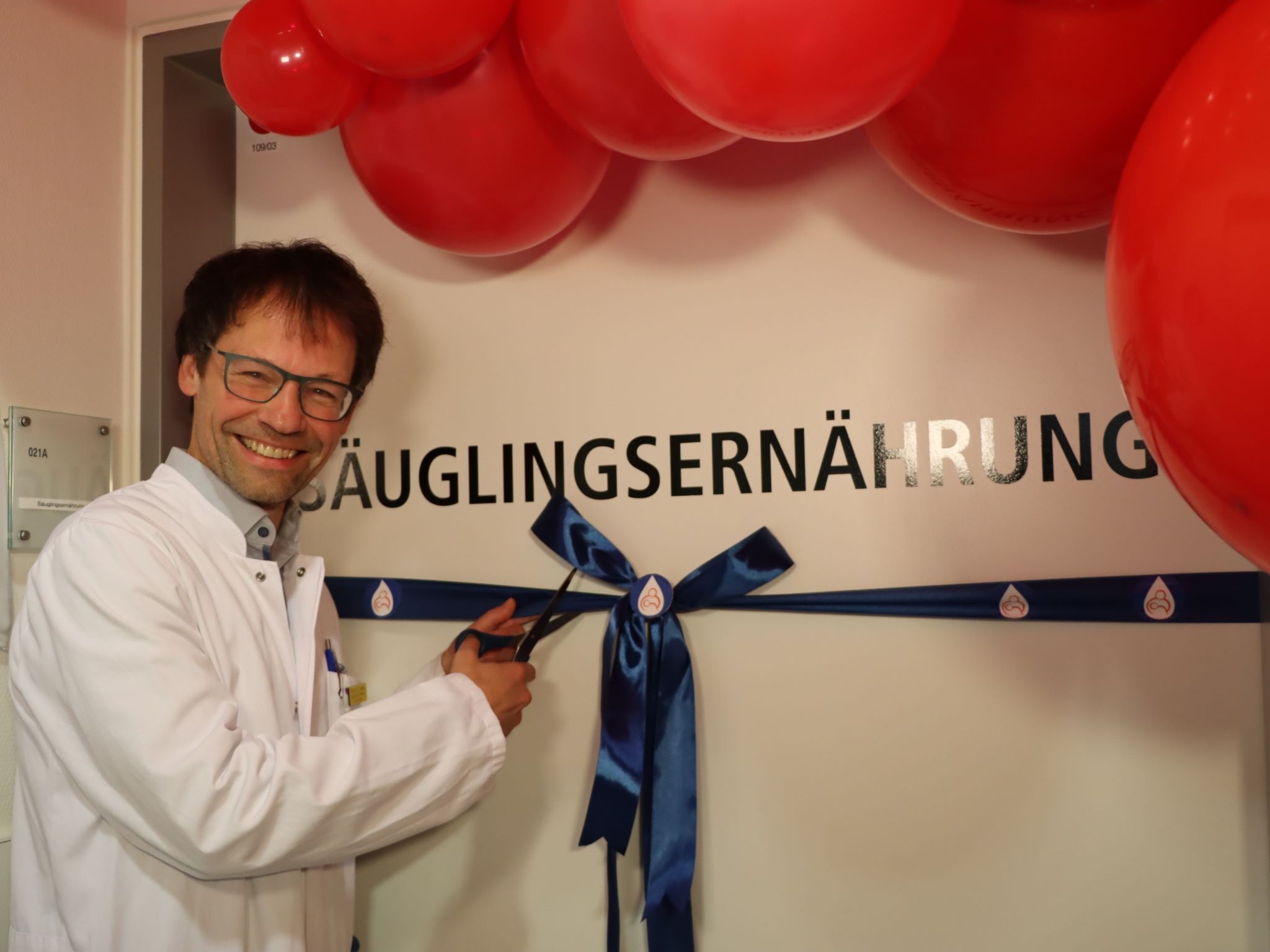 Prof. Dr. Christoph Härtel, Direktor der Kinderklinik am UKW, dankte bei der Eröffnung der Frauenmilchbank am UKW allen Beteiligten der Kinderklinik. Foto: UKW / Stefan Dreising