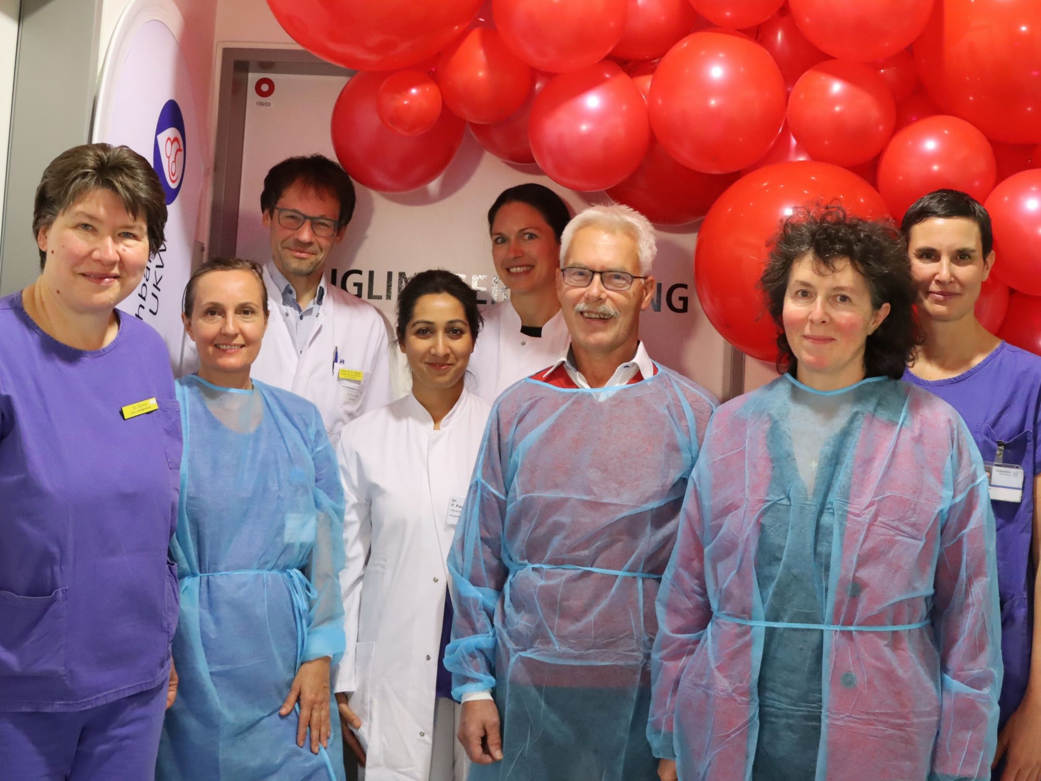 Ein Team aus Ärztinnen, Pflegekräften und Stillberaterinnen der Kinderklinik haben den Start und den Betrieb der Frauenmilchbank am UKW sorgfältig vorbereitet. Finanzielle Unterstützung gab es vom Verein „KIWI“. Vereinsvorsitzende Ina Schmolke (2.v.r.) und Schatzmeister Franz Balzer (3.v.r.) kamen auch zur offiziellen Eröffnung. Foto: UKW / Stefan Dreising