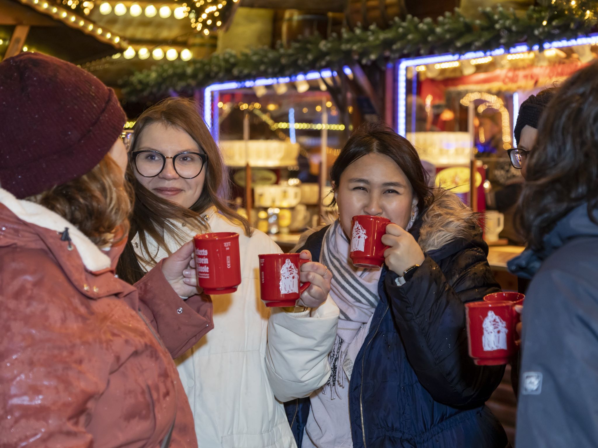 Bis zum 23. Dezember lädt der Schweinfurter Weihnachtsmarkt in der Innenstadt zum Genießen ein. Foto: Barbara Nägle/ SW360°