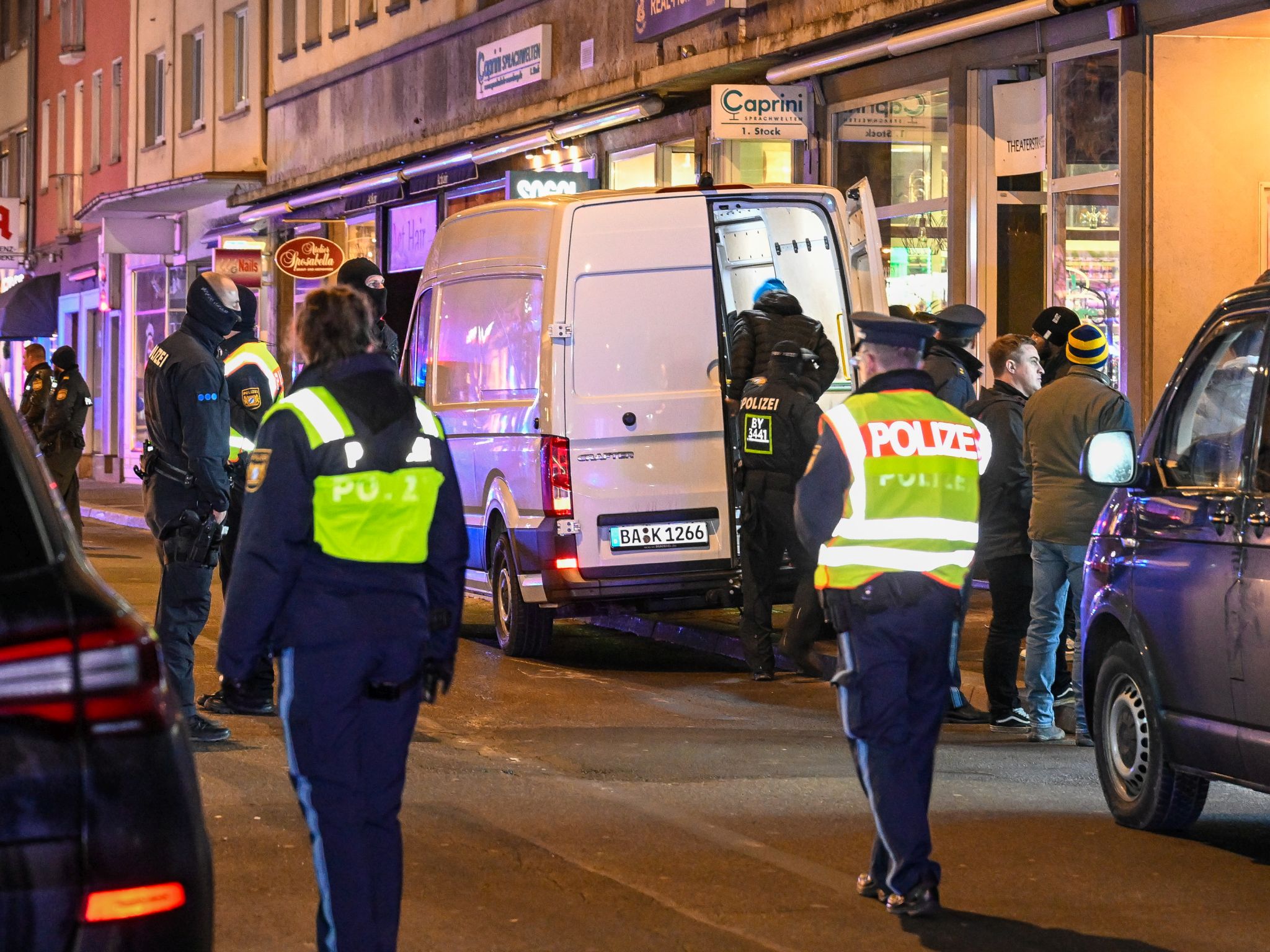 Polizeirazzia in der Theaterstraße in Würzburg am 4.12.2024 ca. 19Uhr