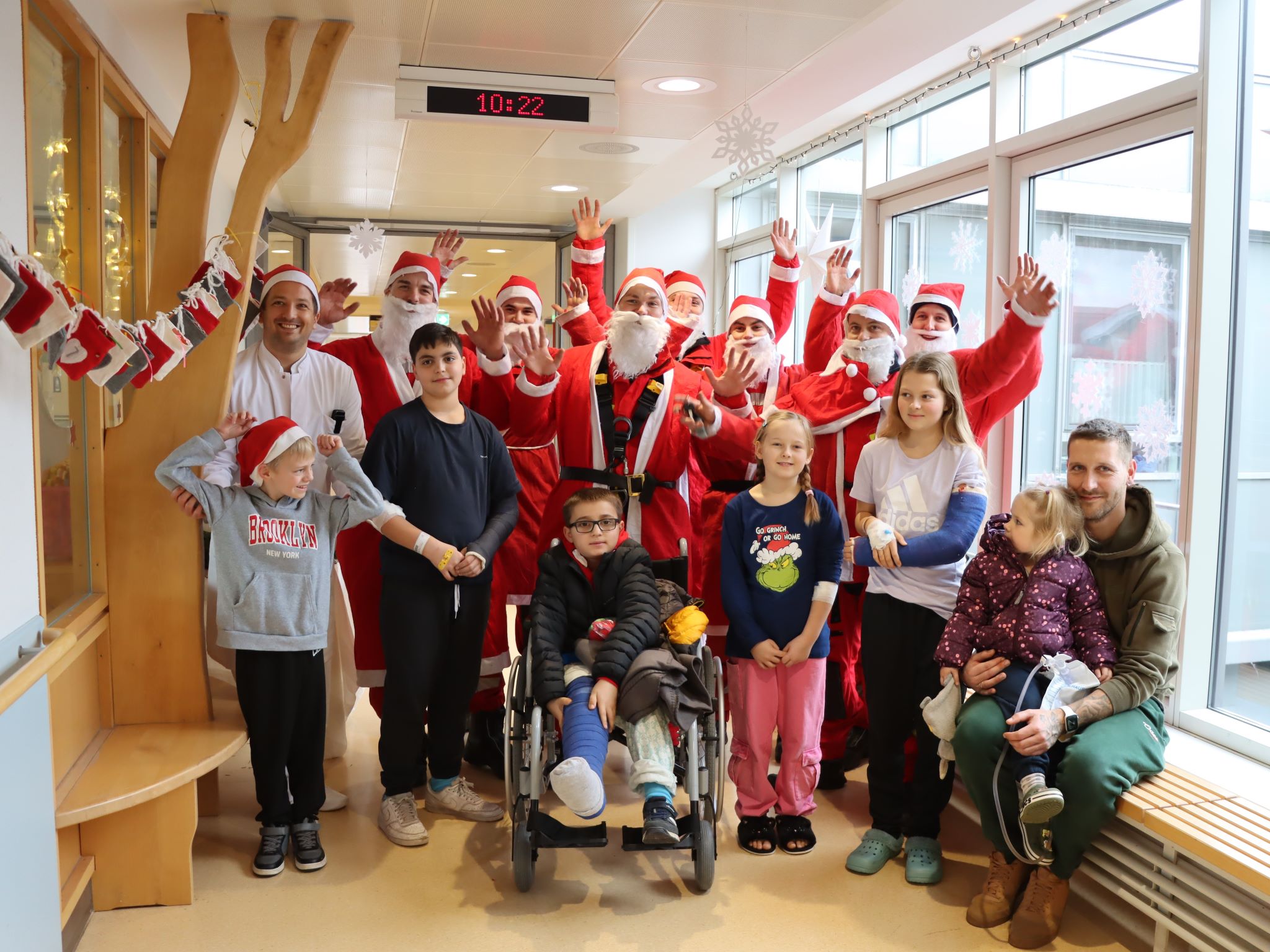 Der Nikolausbesuch sorgte für einige unbeschwerte Momente bei den Kindern, Eltern und Stationsteams. Foto: K. Sammet & H. Schneider / UKW