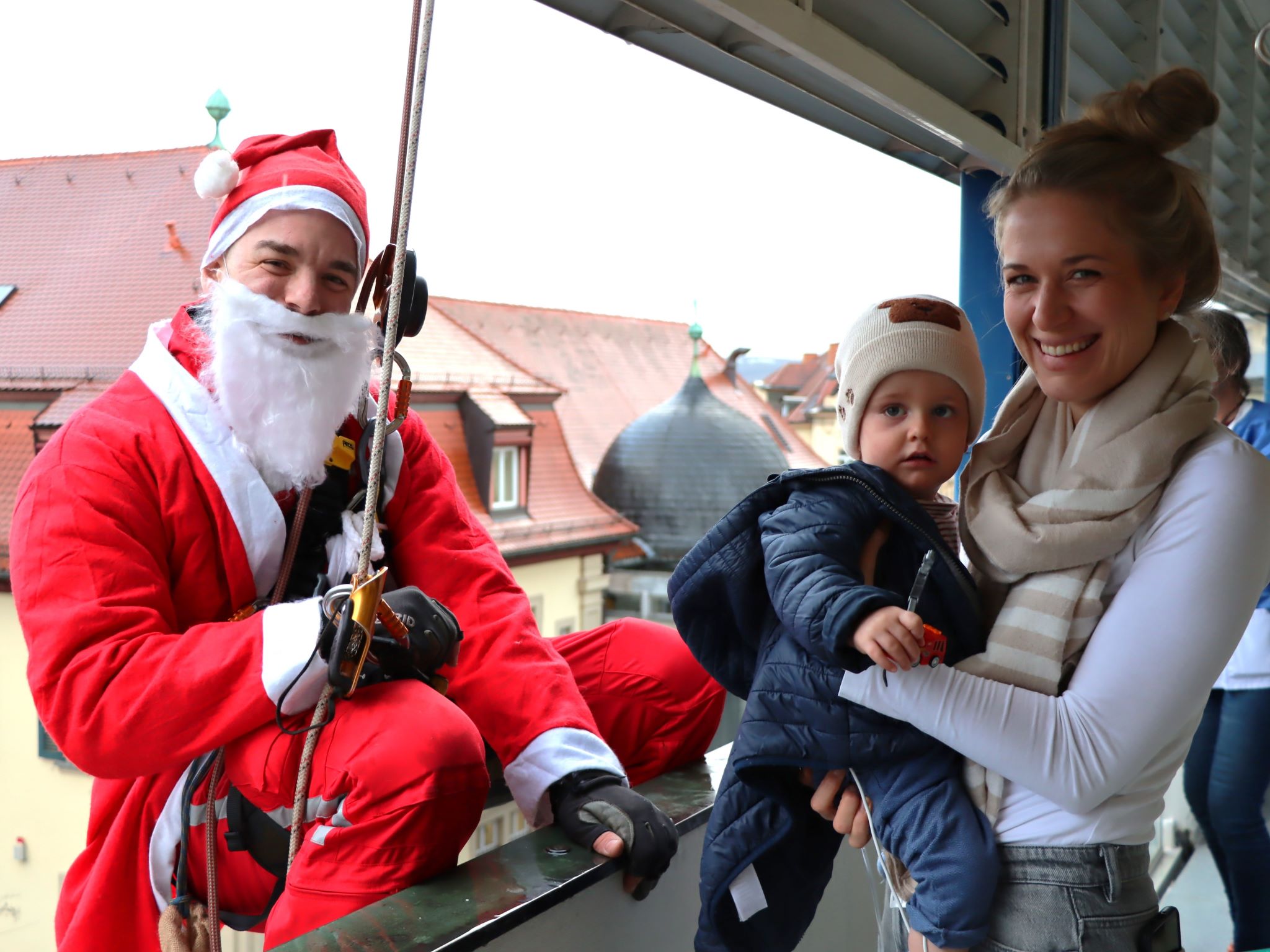 Nikolaus_UKW Auch die ganz kleinen Patienten und Patientinnen freuen sich über die Überraschung. Foto: K. Sammet & H. Schneider / UKW