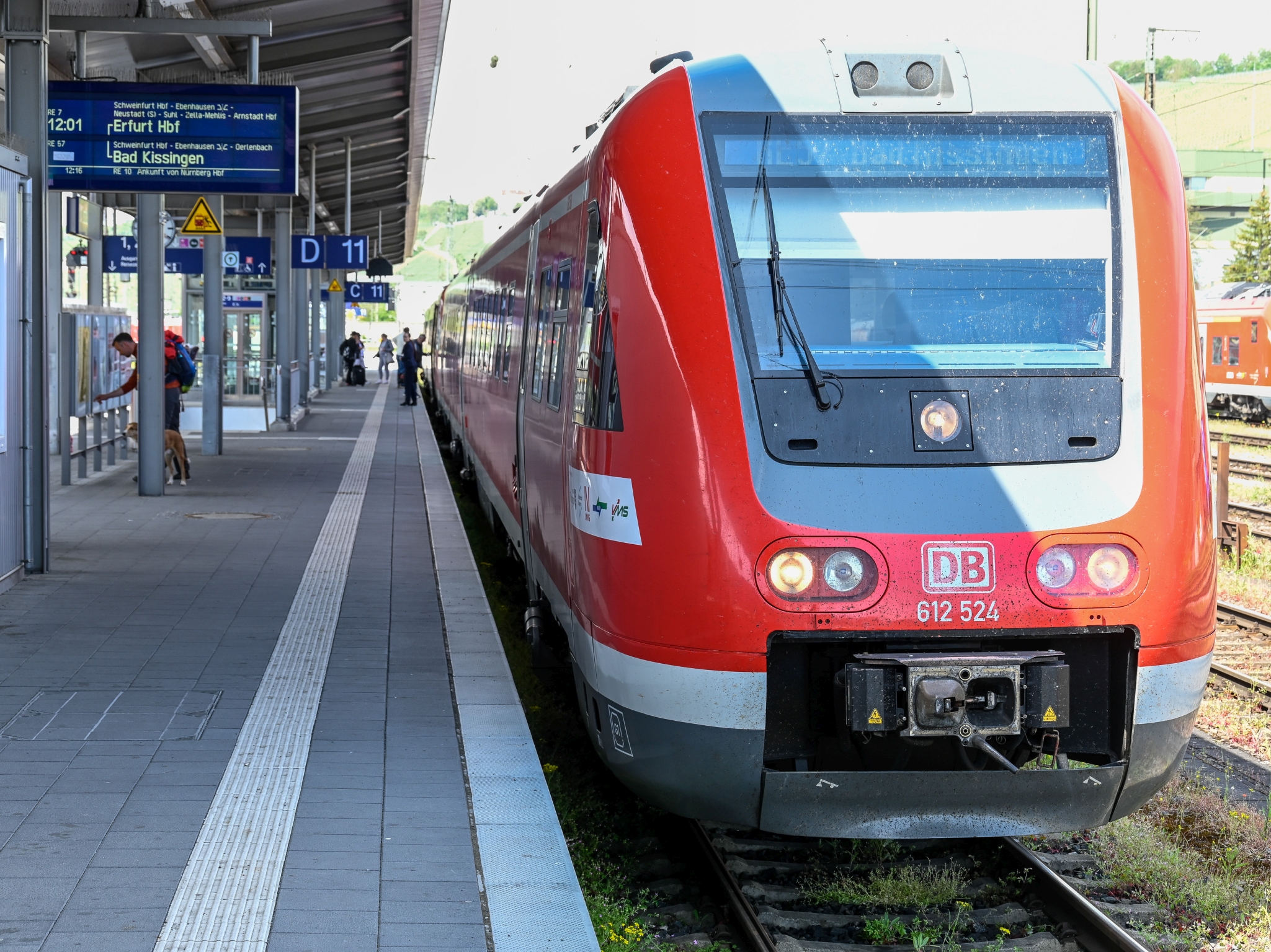 Eine Regionalbahn nach Erfurt steht am Hauptbahnhof Würzburg.