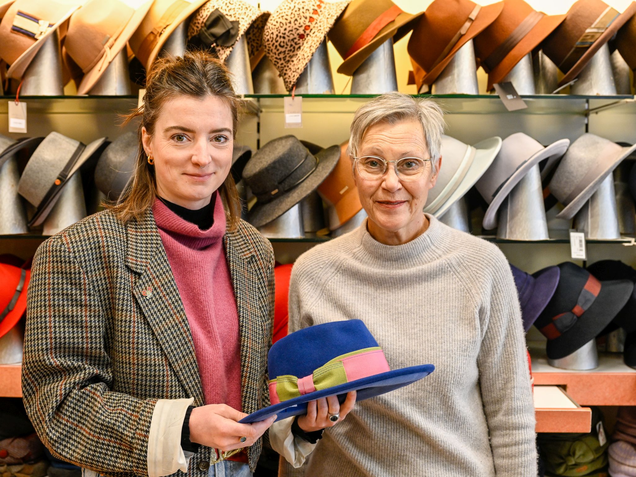 Maria Helsper (rechts) gibt den Hut ab. Damit übernimmt Laura Zieger den Hutladen. Foto: Thomas Obermeier