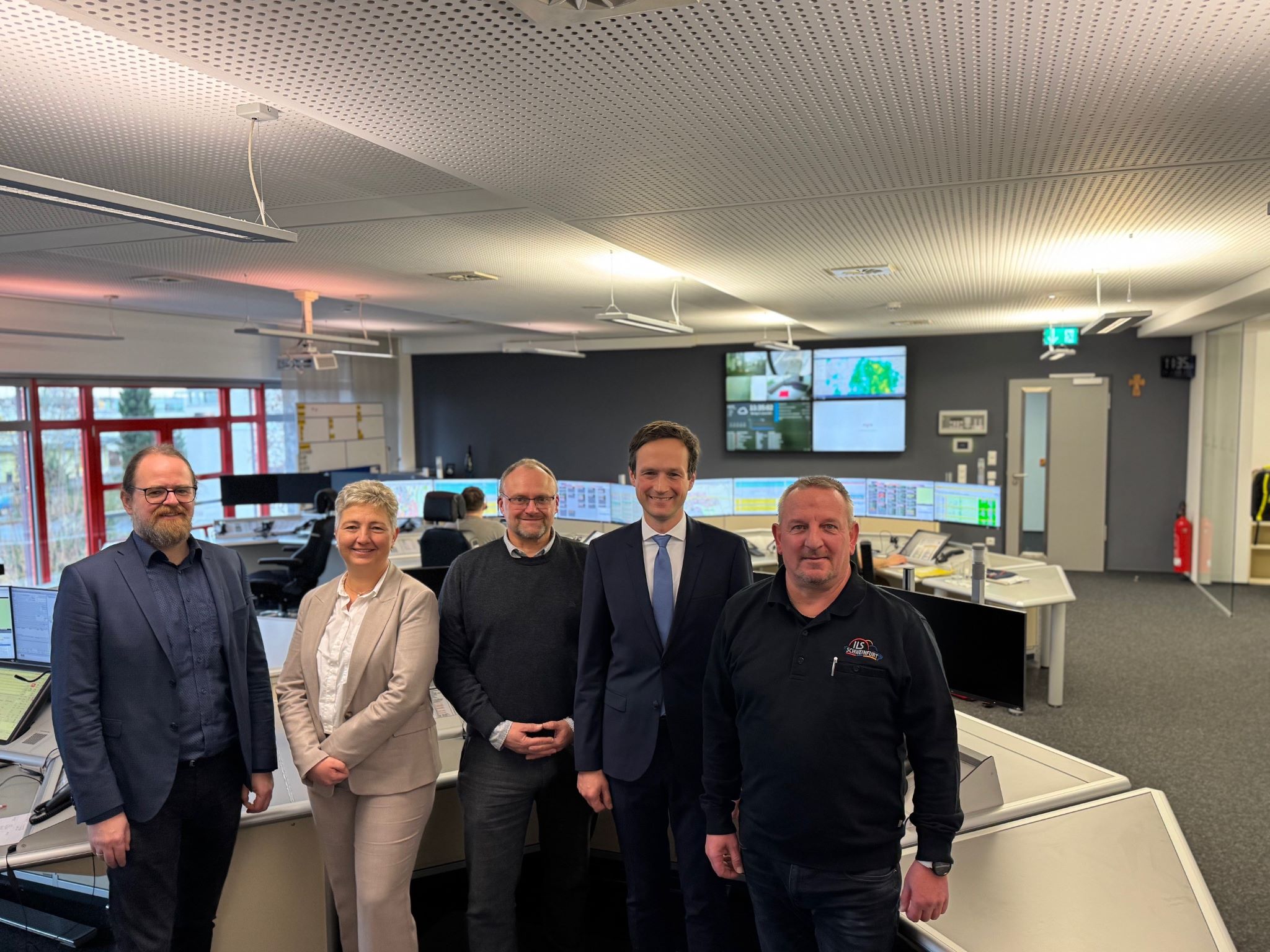 Besuch ILS Christian Frank (Geschäftsführer ZRF Schweinfurt), Karin Dütsch (Leitung Geschäftsstelle ZRF Schweinfurt), Markus Hannweber (Leitung ILS), Landrat Florian Töpper und Klaus Wörner (ILS Schweinfurt) in den Räumen der ILS Schweinfurt (v.l.). Foto: Andreas Lösch/Landratsamt Schweinfurt