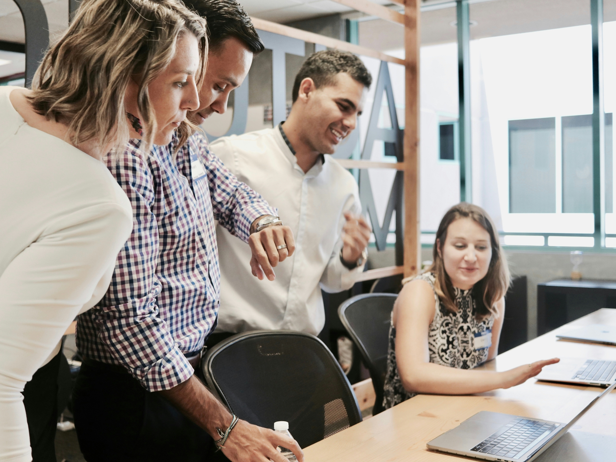 campaign-creators-e6n7uoEnYbA-unsplash Menschen in einem Büro unterhalten sich