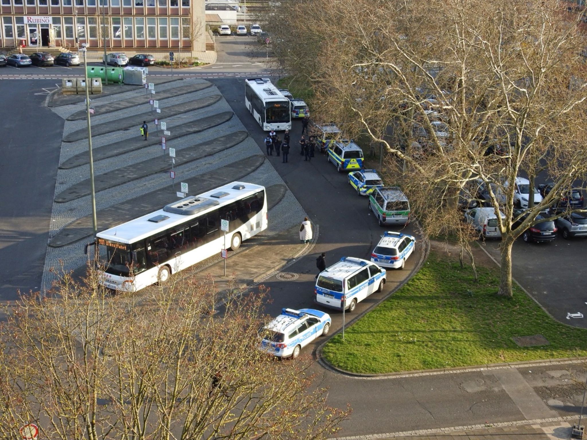 Bombendrohung_SW Hbf Zu einem Großaufgebot der Polizei kam es am Hauptbahnhof Schweinfurt. Grund war eine Bombendrohung. Foto: Dirk Flieger
