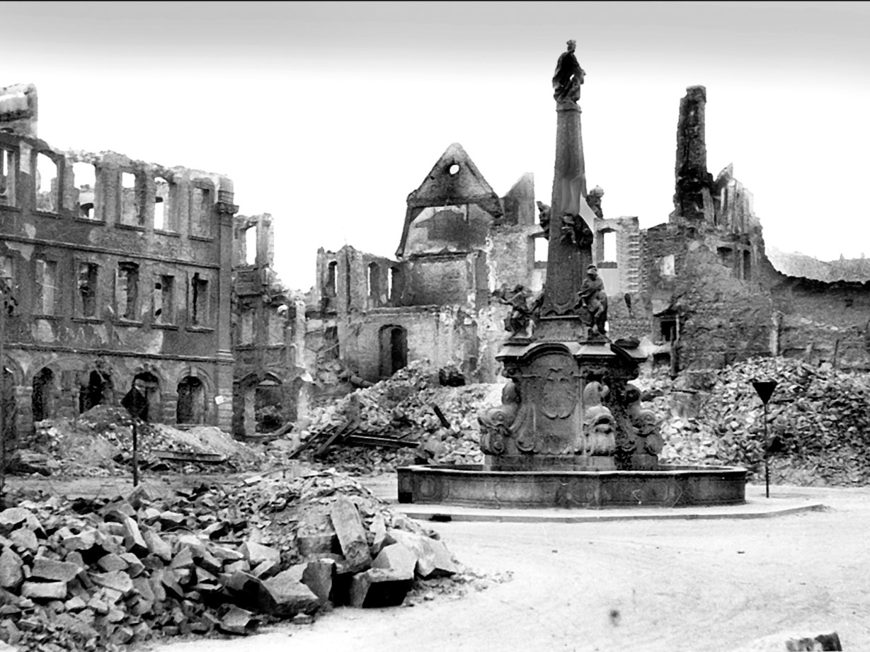 Der Vierröhrenbrunnen zwischen den Trümmern. Foto: Archiv der Geschichtswerkstatt